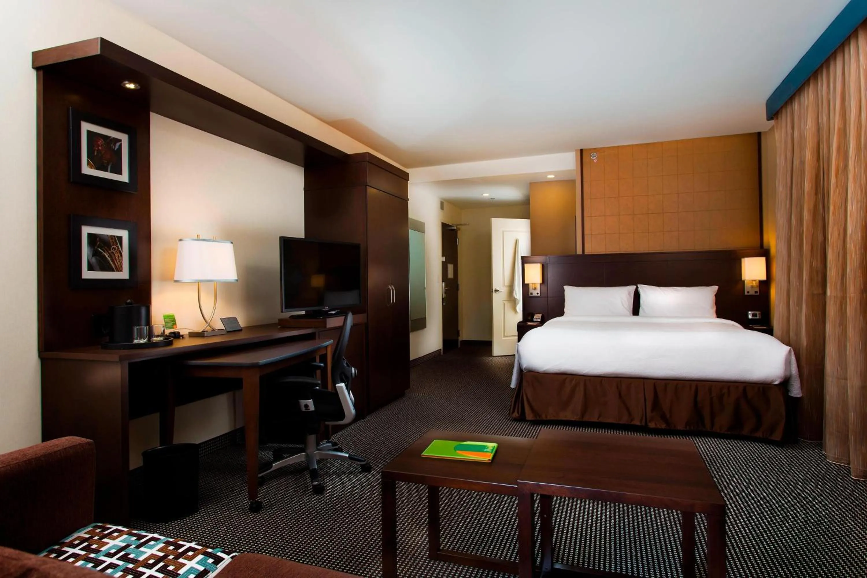 Photo of the whole room, Bed in Courtyard par Marriott Montréal Centre-ville