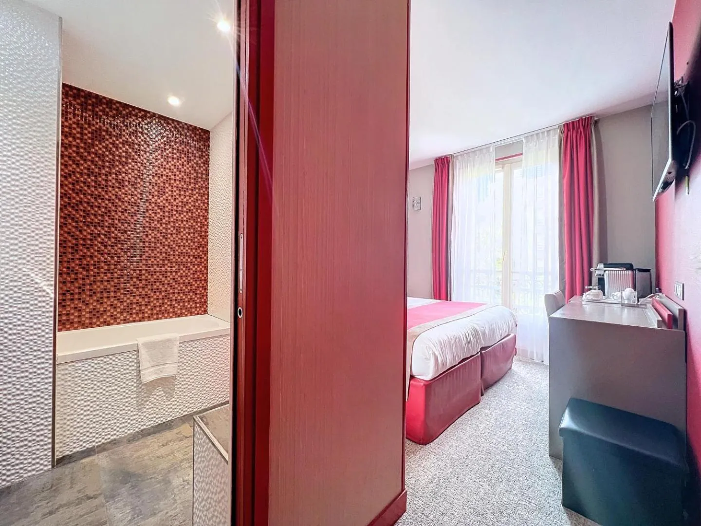 Bathroom, Bed in Best Western Nouvel Orléans Montparnasse