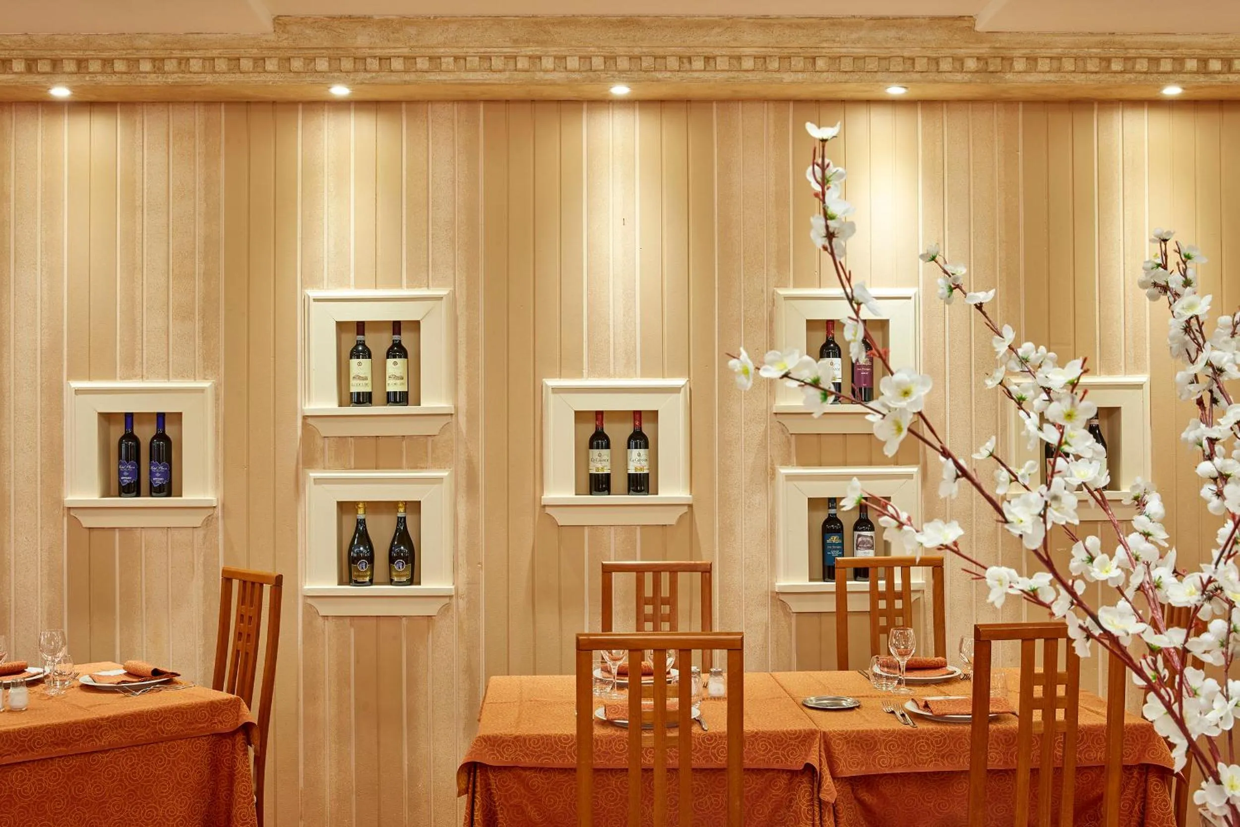 Restaurant/places to eat in Hotel Plaza