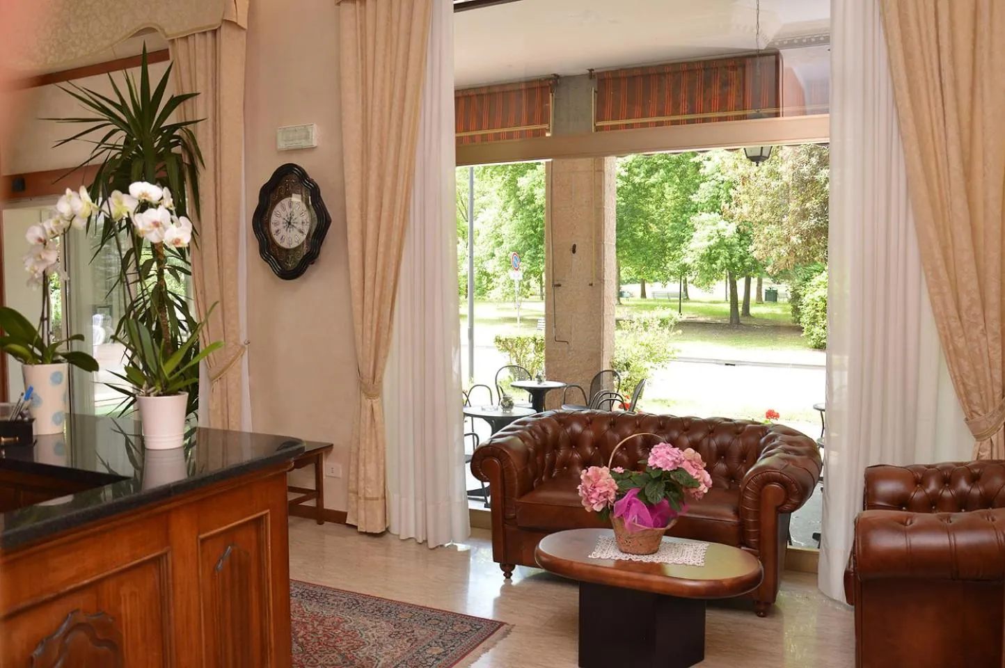 Lounge or bar in Hotel Plaza