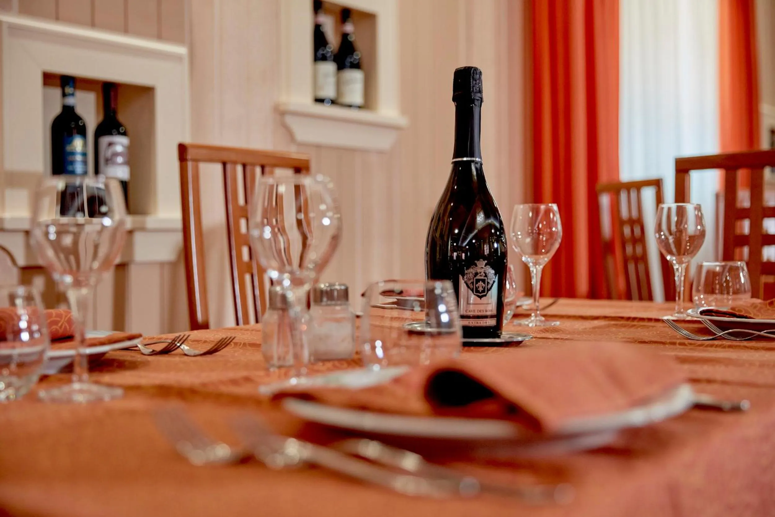 Restaurant/places to eat in Hotel Plaza