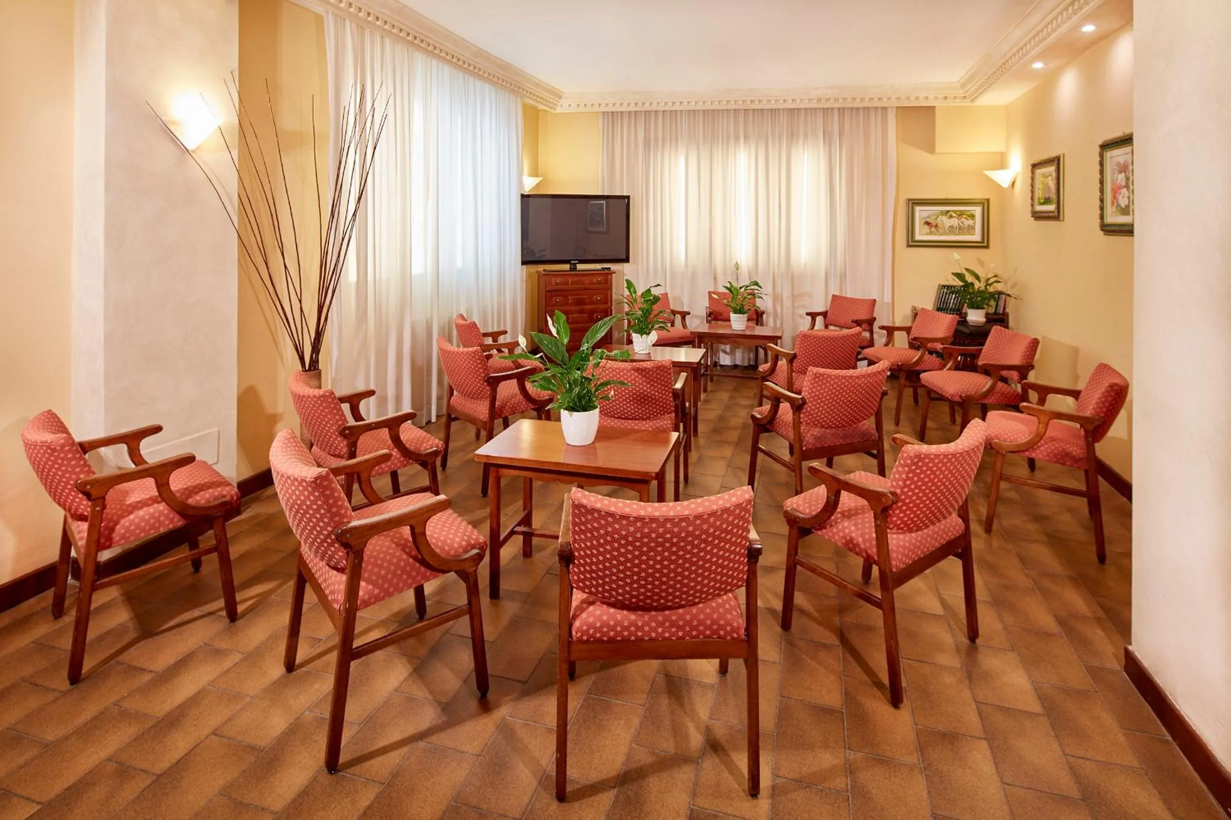 Communal lounge/ TV room in Hotel Plaza