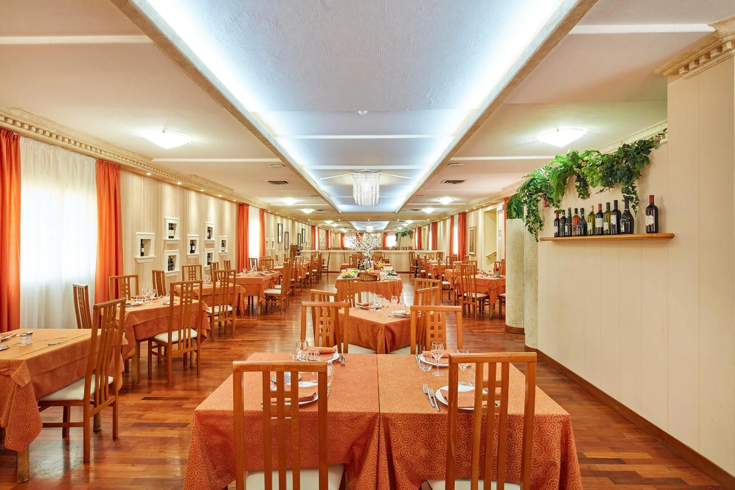 Restaurant/places to eat in Hotel Plaza