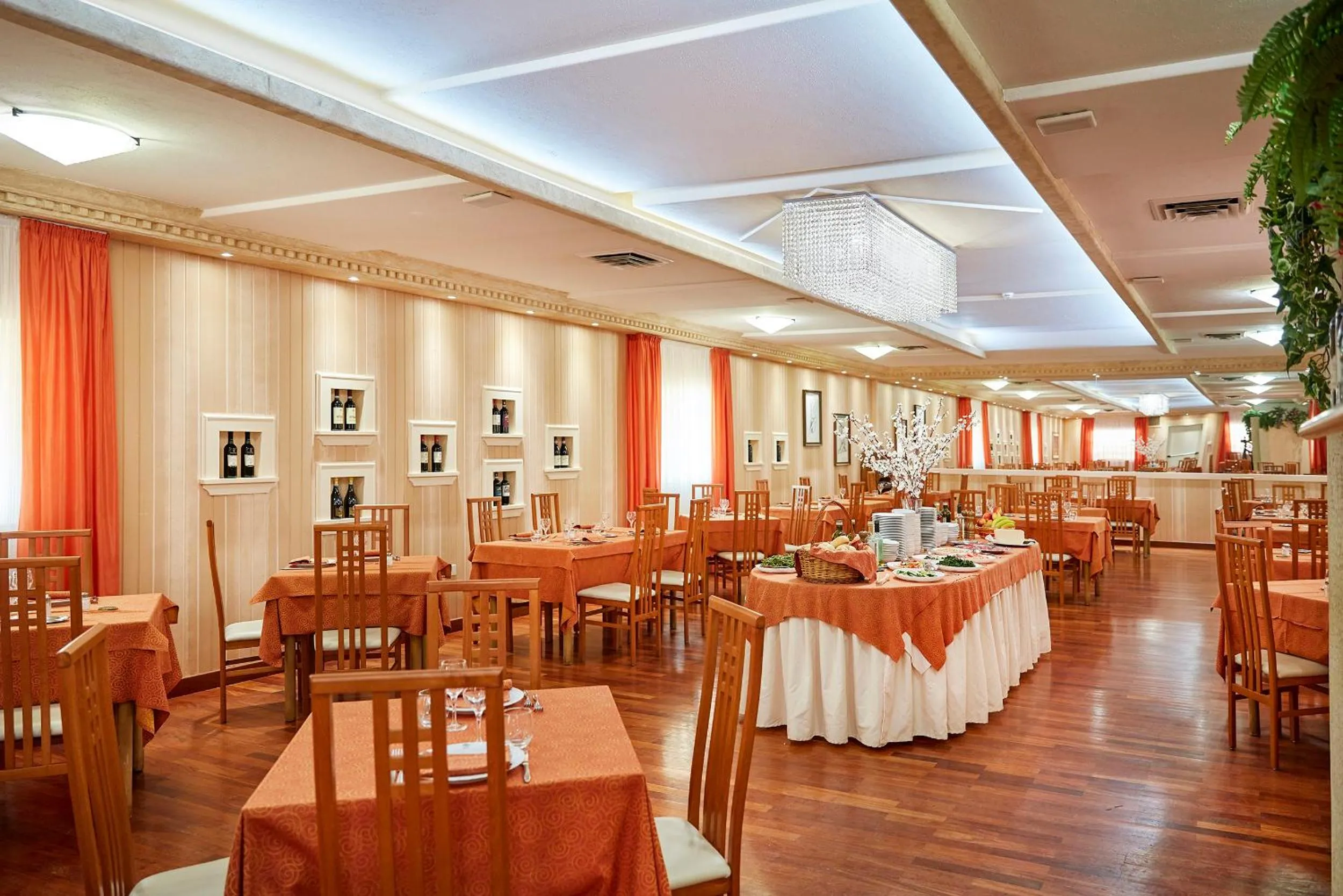 Restaurant/places to eat in Hotel Plaza