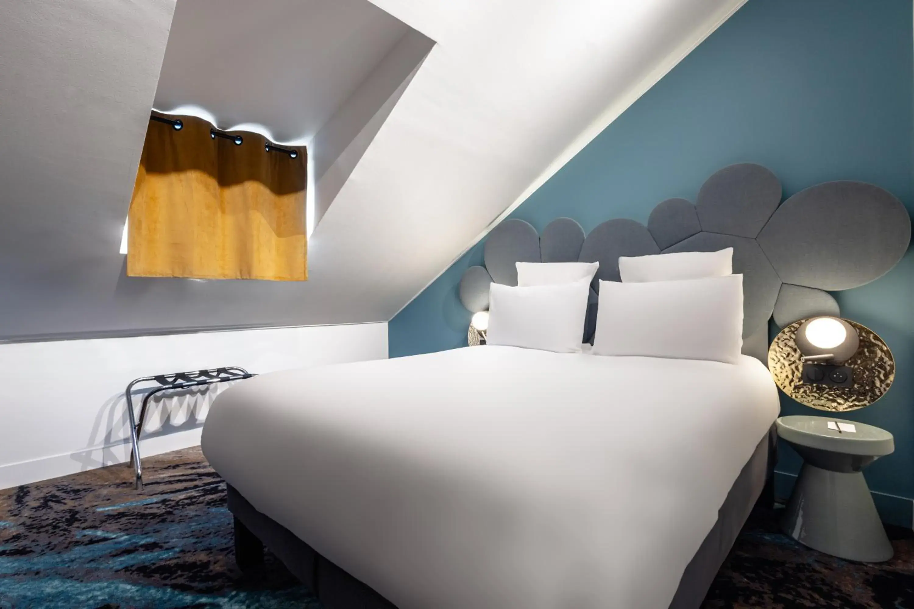 Classic Attic Room with Double Bed in Mercure Annecy Centre Classic Attic Room with Double Bed in Mercure Annecy Centre