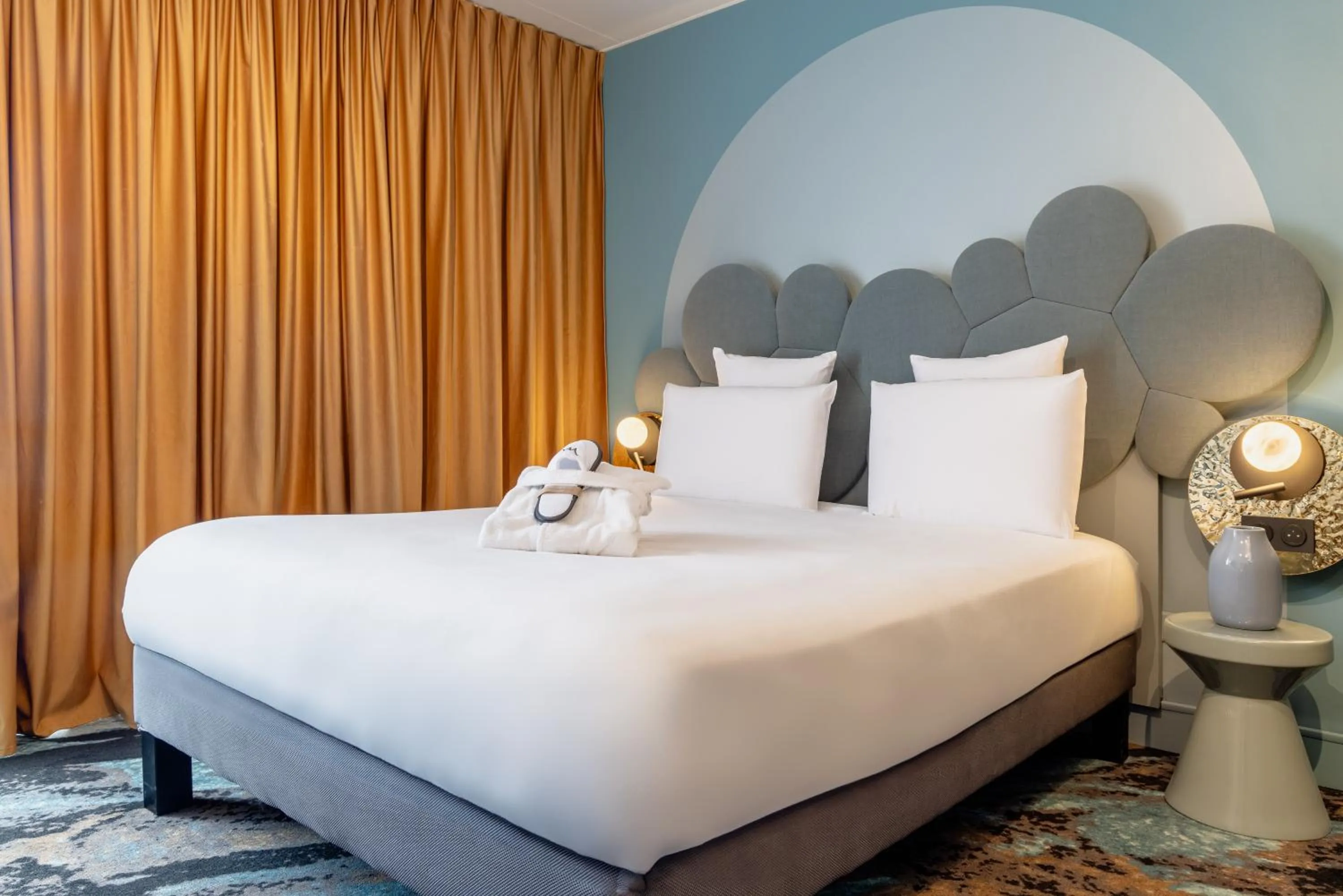 Bed in Mercure Annecy Centre