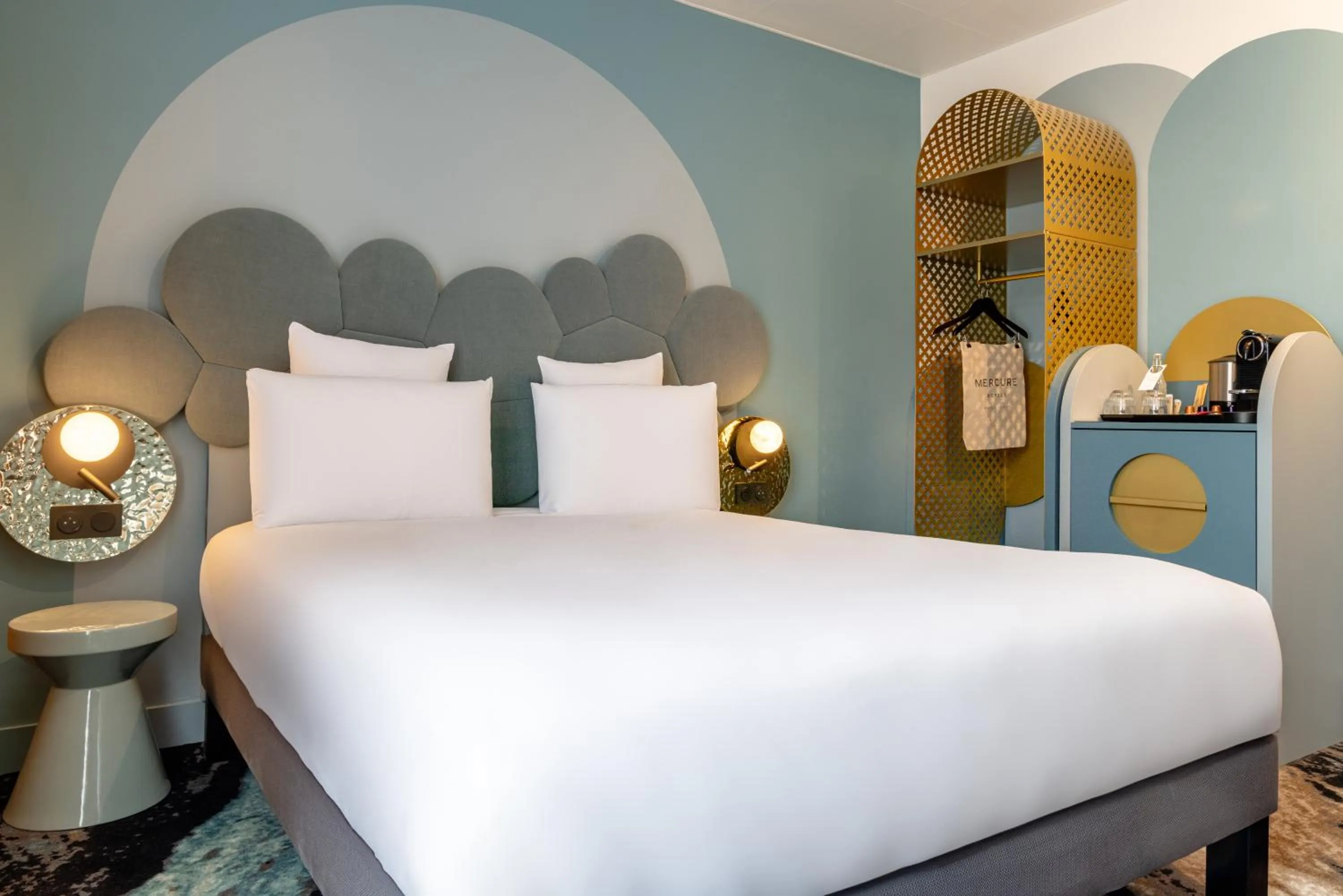 Property building, Bed in Mercure Annecy Centre