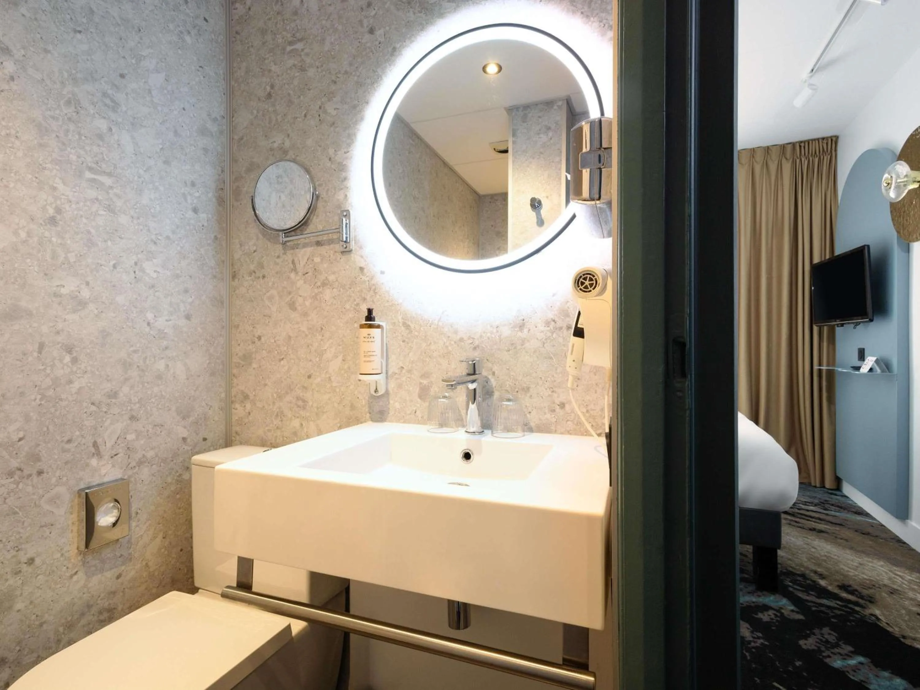 Bedroom in Mercure Annecy Centre