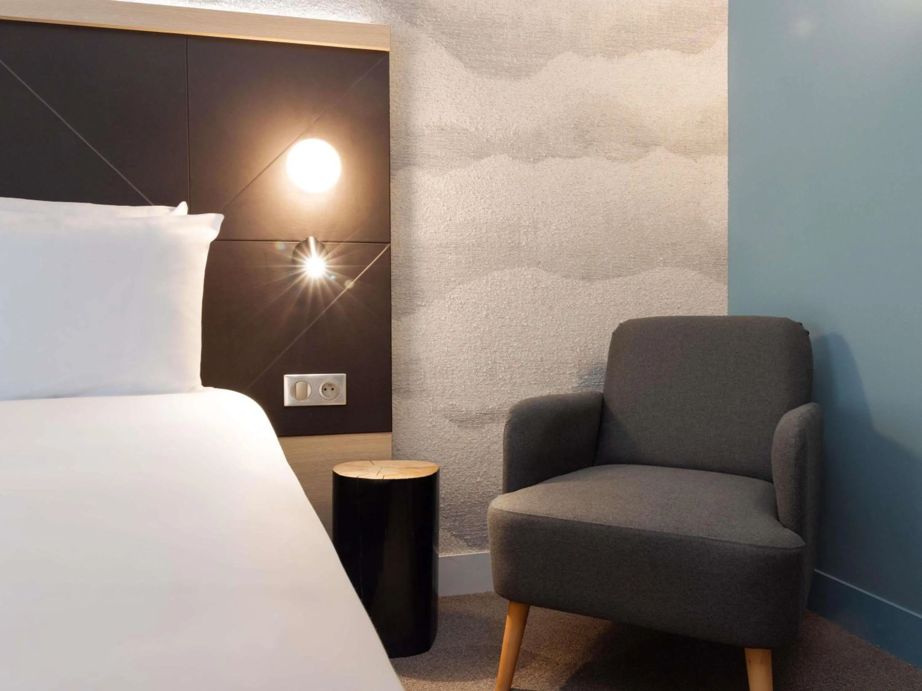 Bedroom, Bed in Mercure Annecy Centre