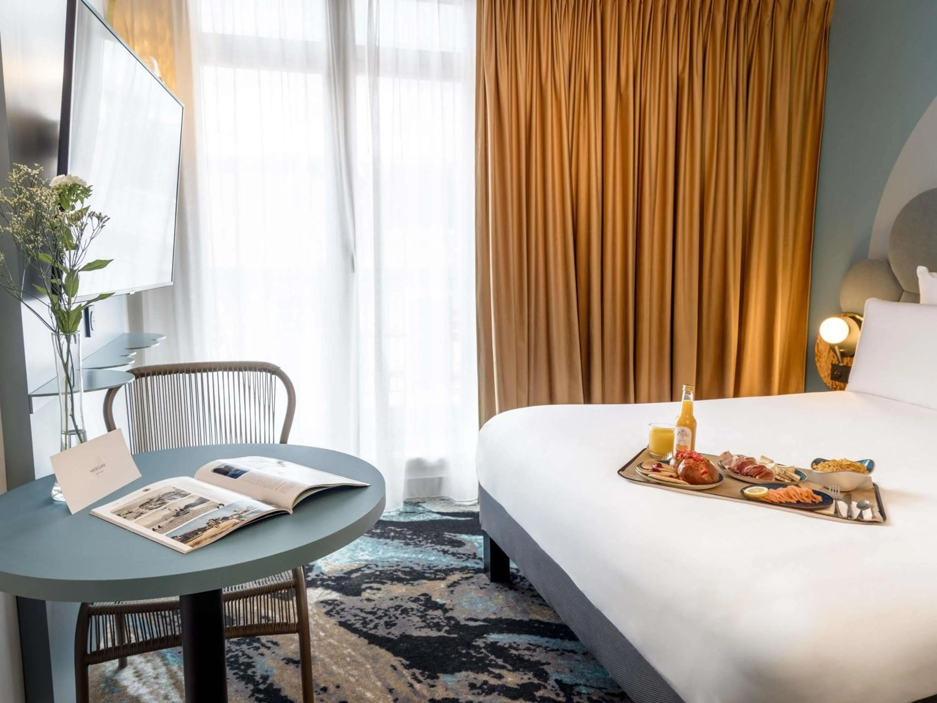 Bedroom, Bed in Mercure Annecy Centre