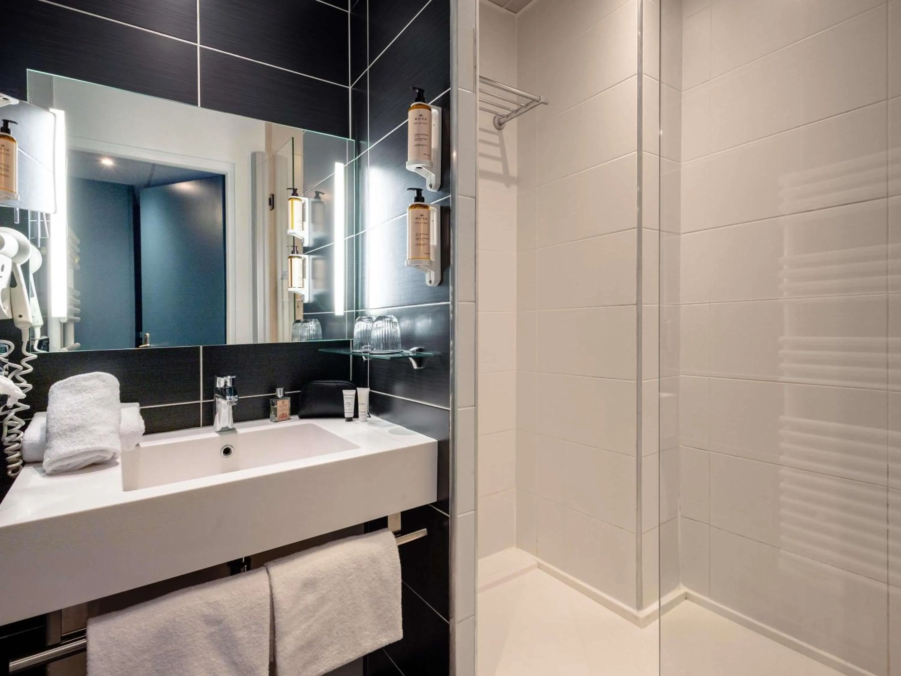 Bedroom in Mercure Annecy Centre