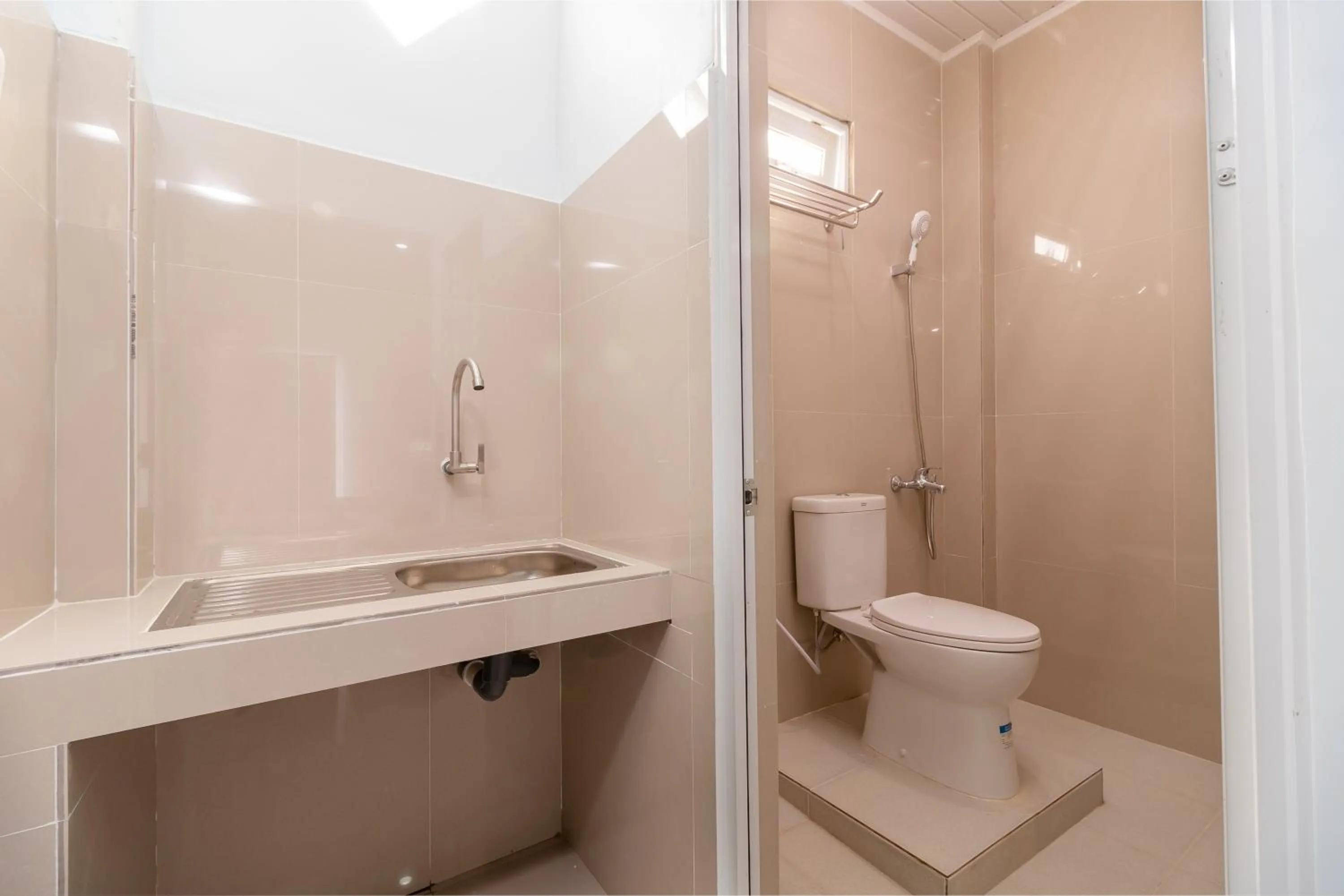 Bathroom in RedDoorz Plus near Palembang Icon Mall 2