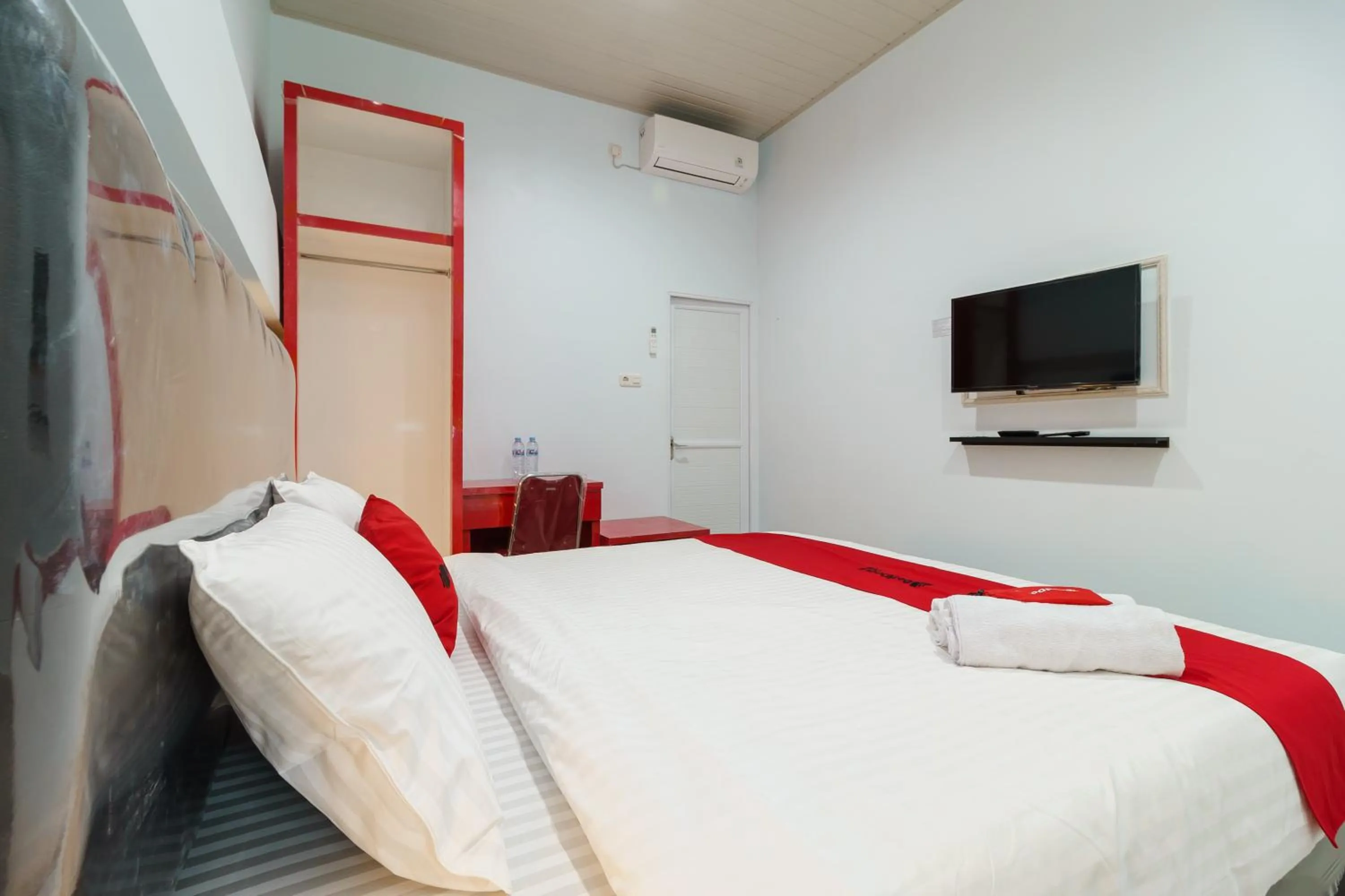 Bedroom, Bed in RedDoorz Plus near Palembang Icon Mall 2