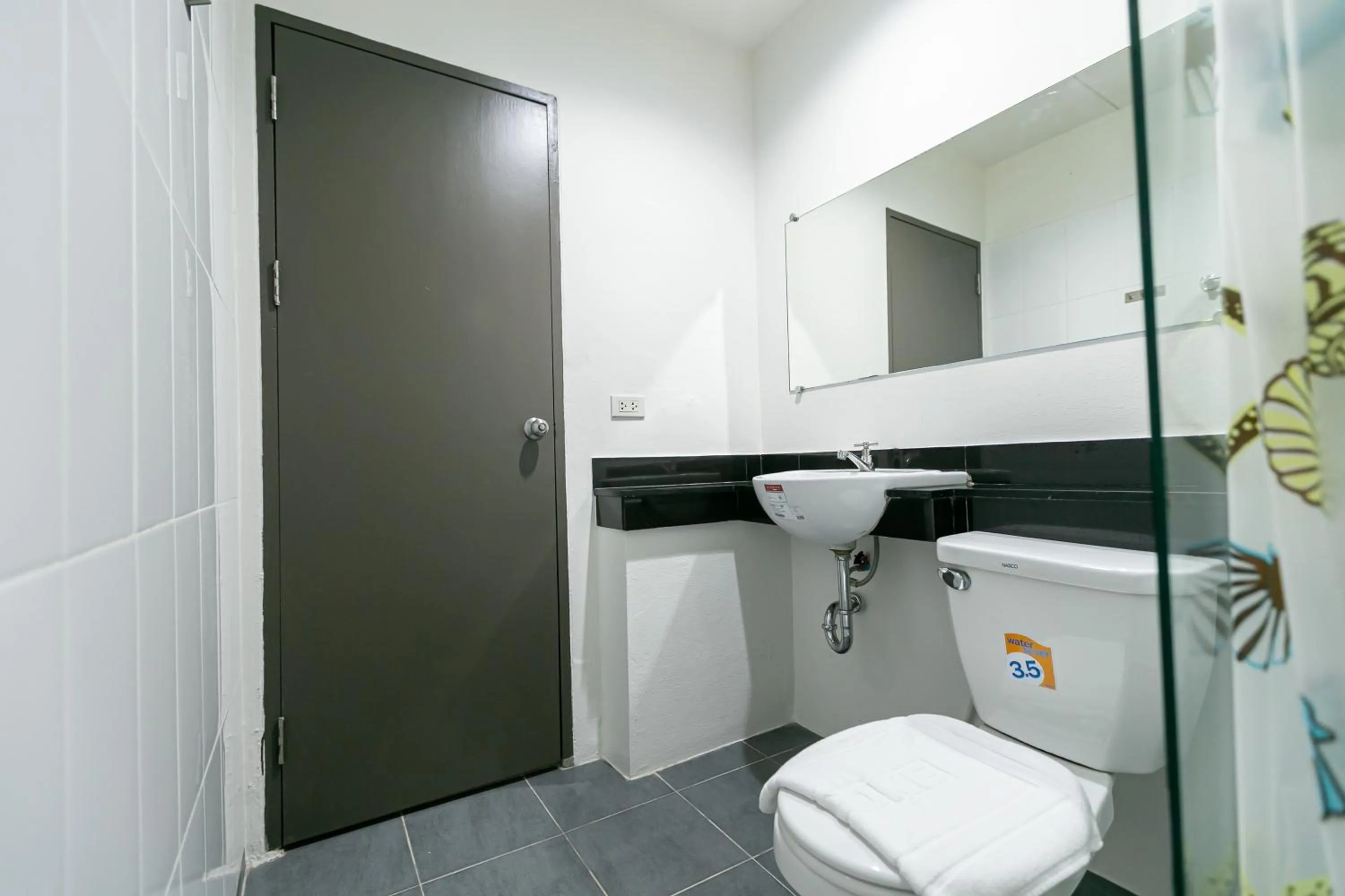 Bathroom in Ruan Plaisoi Apartment