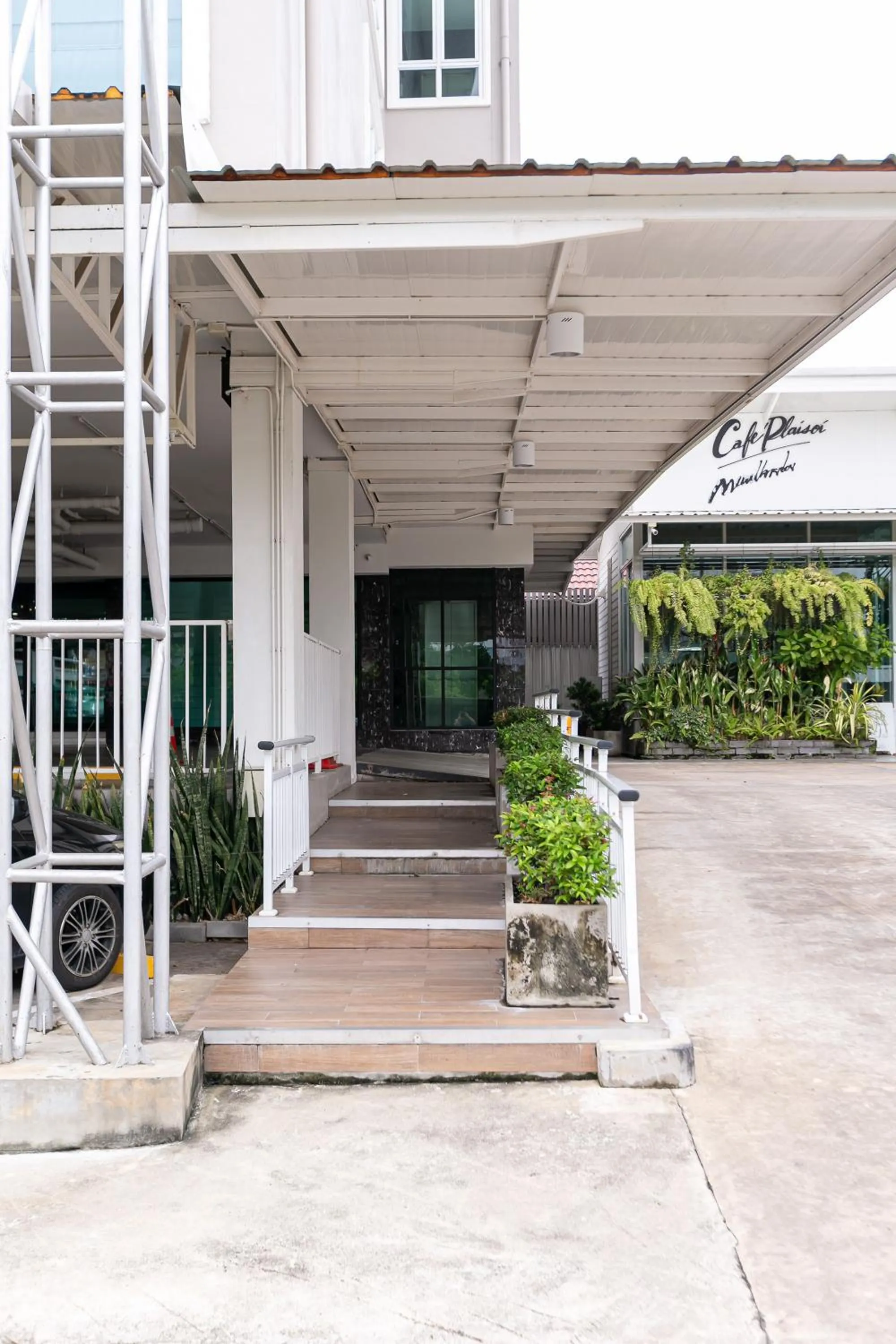 Property building in Ruan Plaisoi Apartment