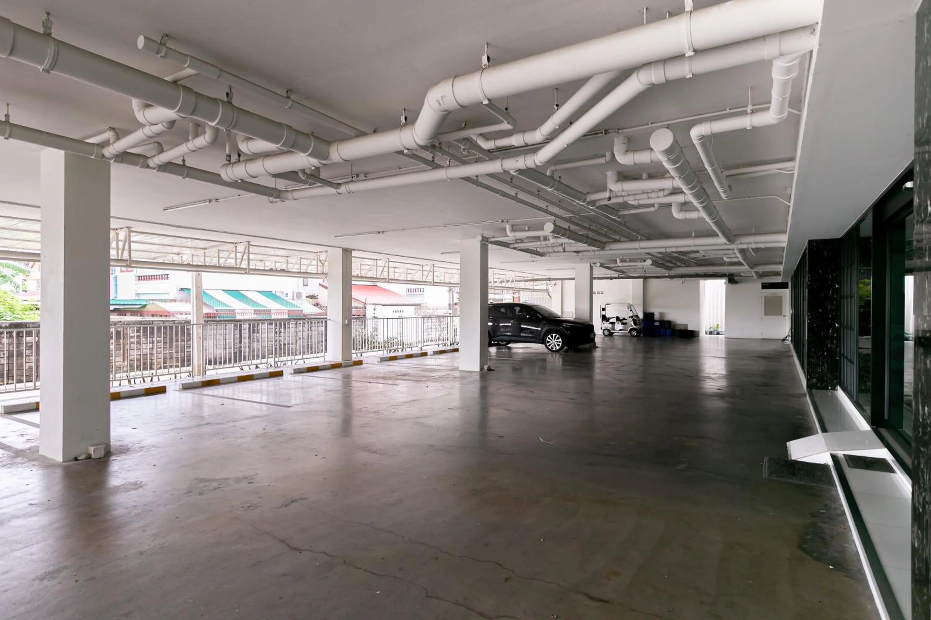 Parking in Ruan Plaisoi Apartment