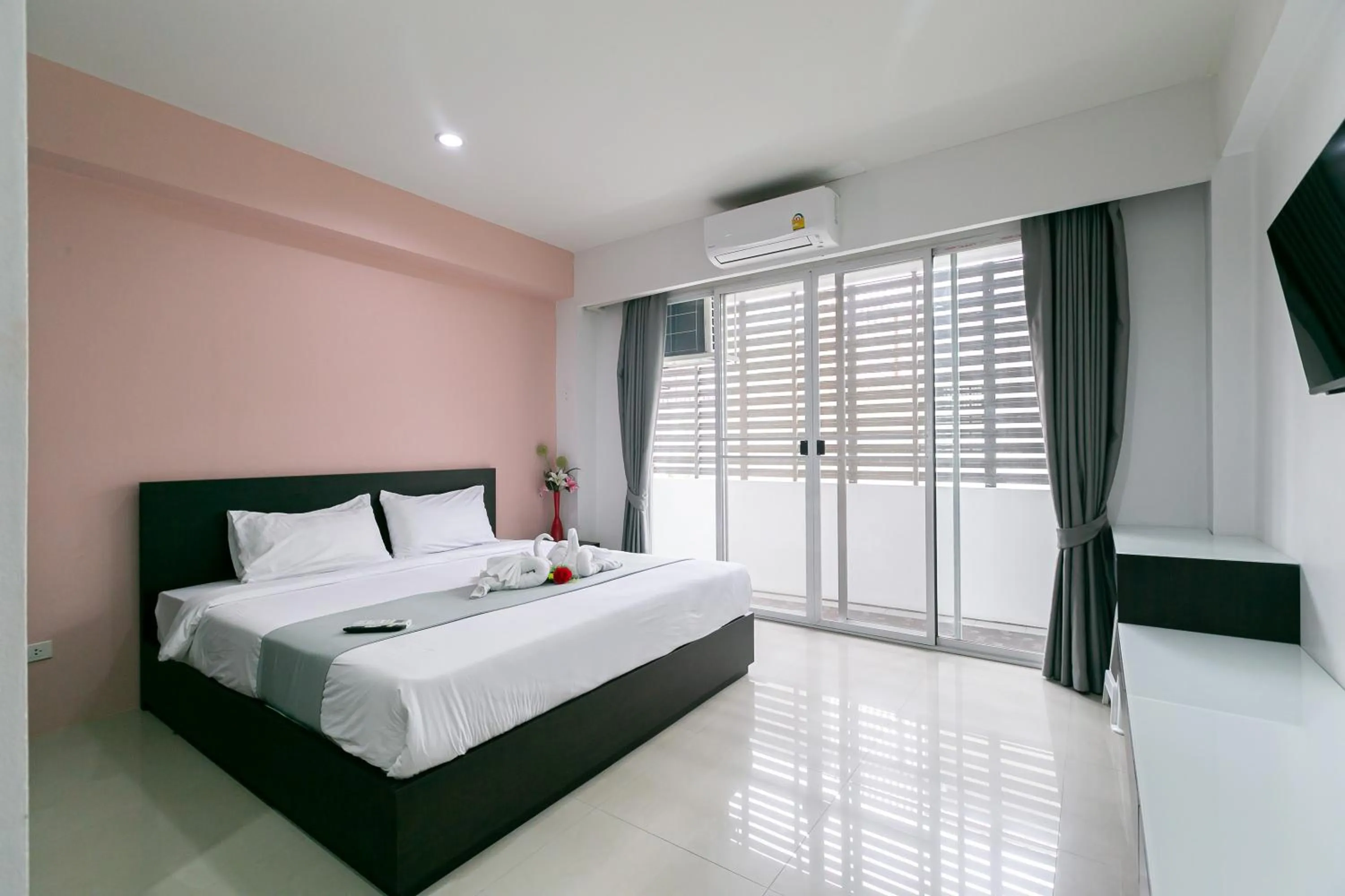 Bed in Ruan Plaisoi Apartment