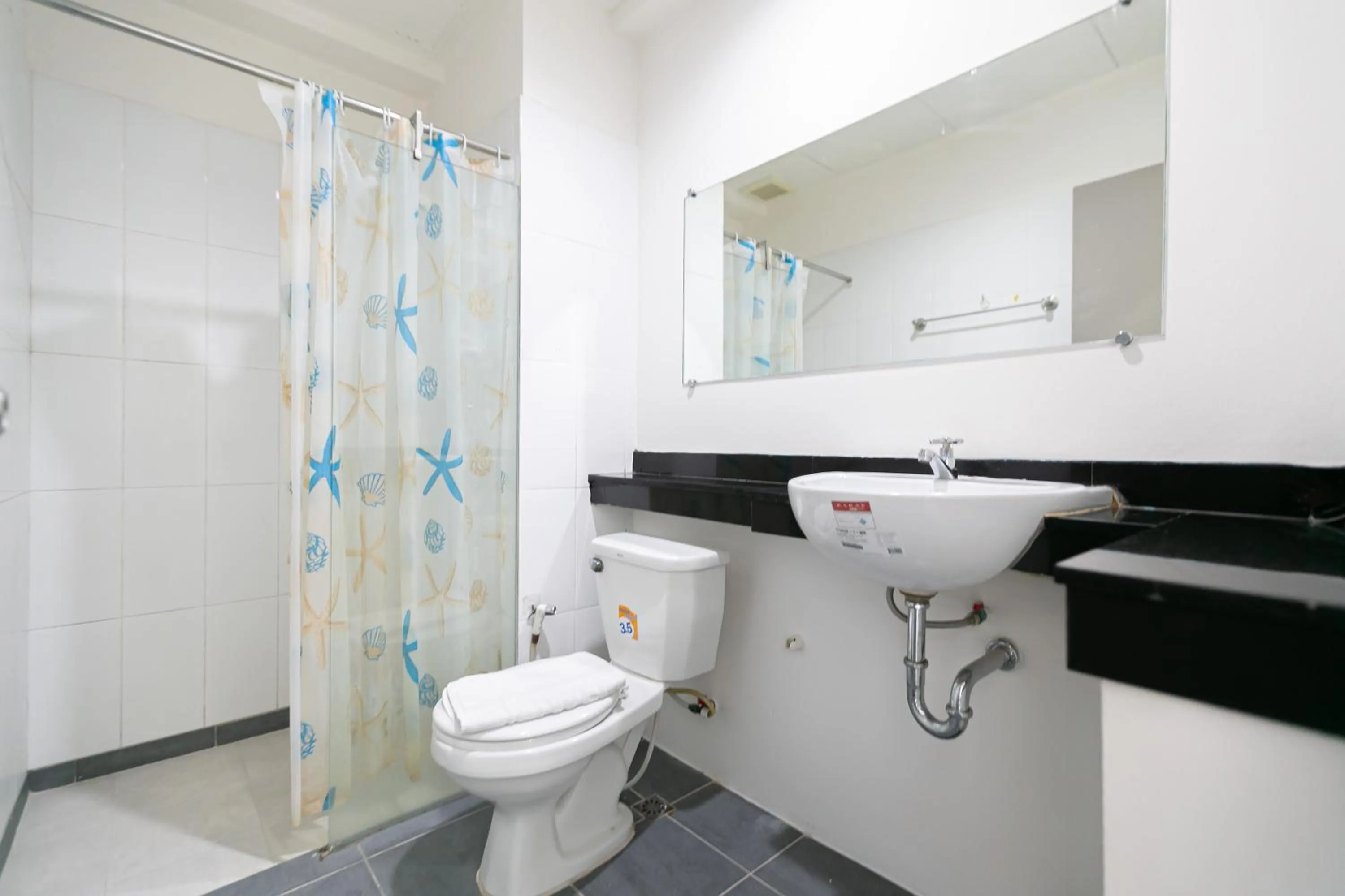 Bathroom in Ruan Plaisoi Apartment