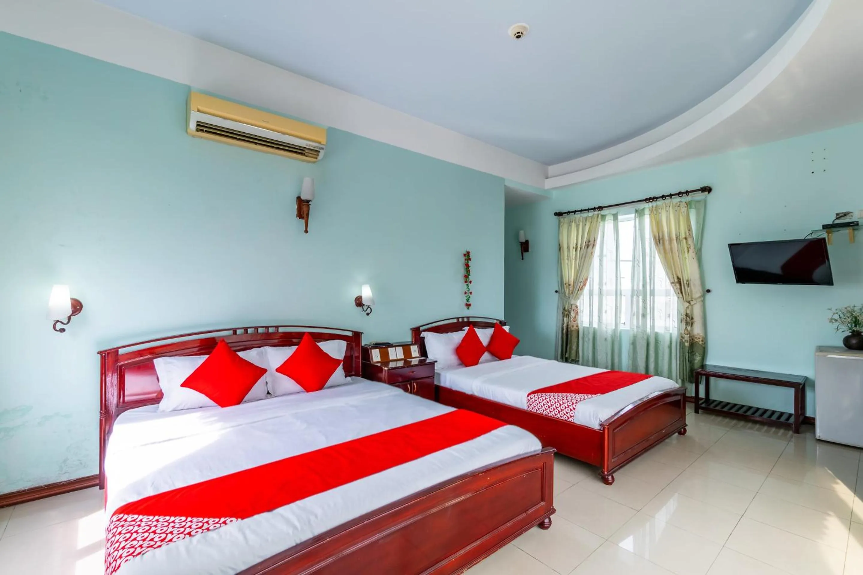 Bedroom, Bed in Super OYO 266 Golden Gate