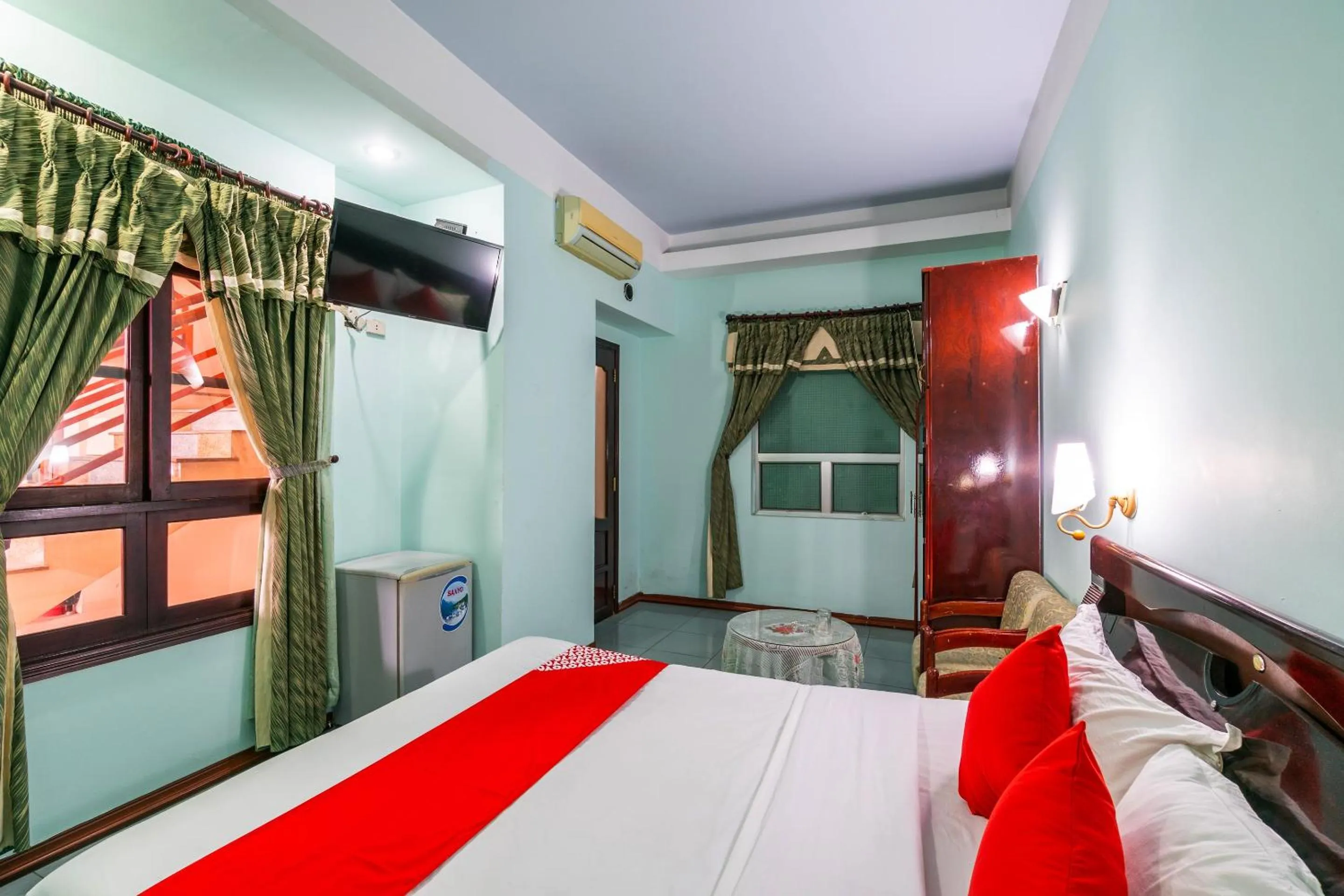 Bedroom, Bed in Super OYO 266 Golden Gate