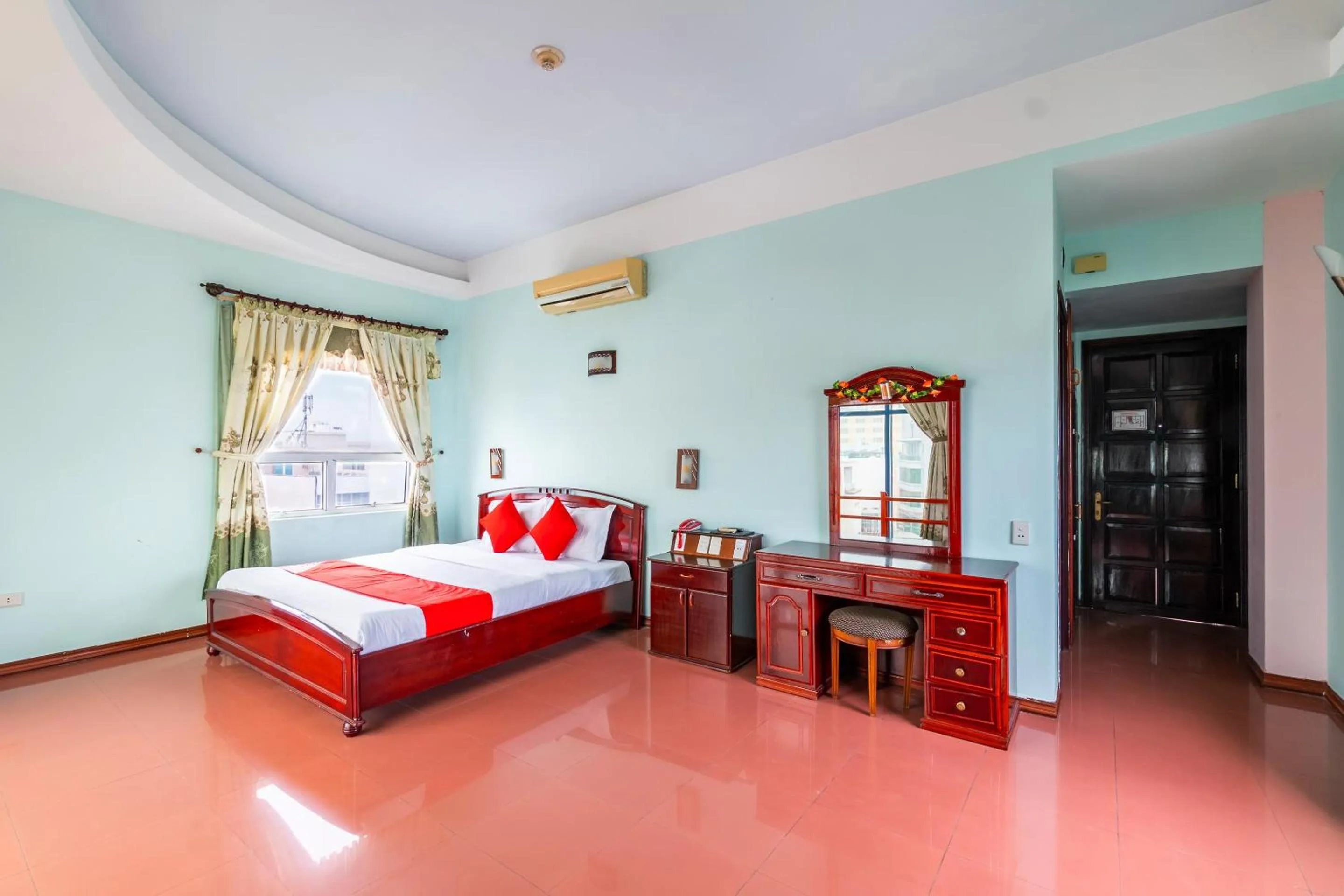 Bedroom, Bed in Super OYO 266 Golden Gate