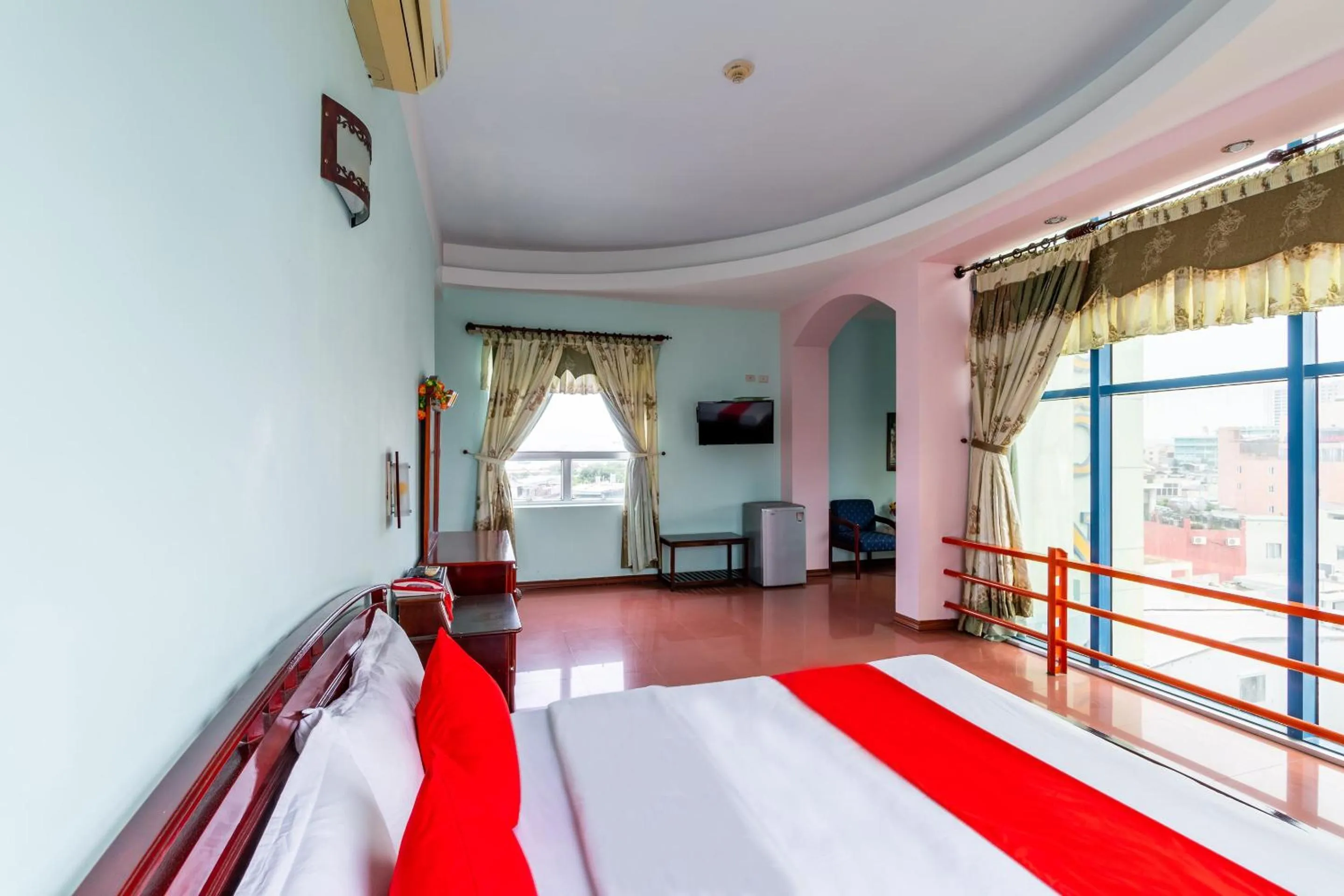 Bedroom, Bed in Super OYO 266 Golden Gate