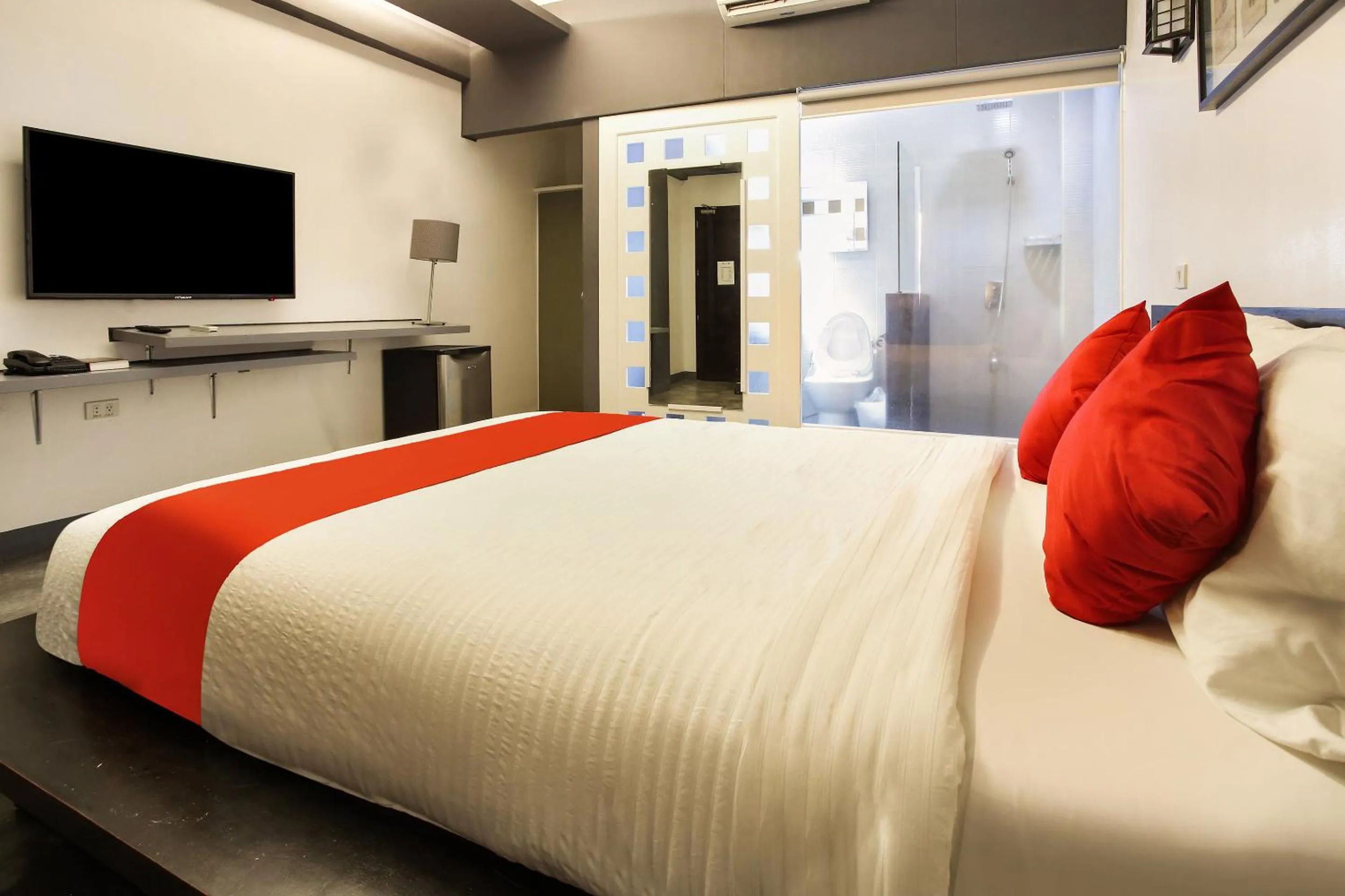 TV and multimedia, TV/Entertainment Center in Capital O 786 KWE Hotel and Resort.