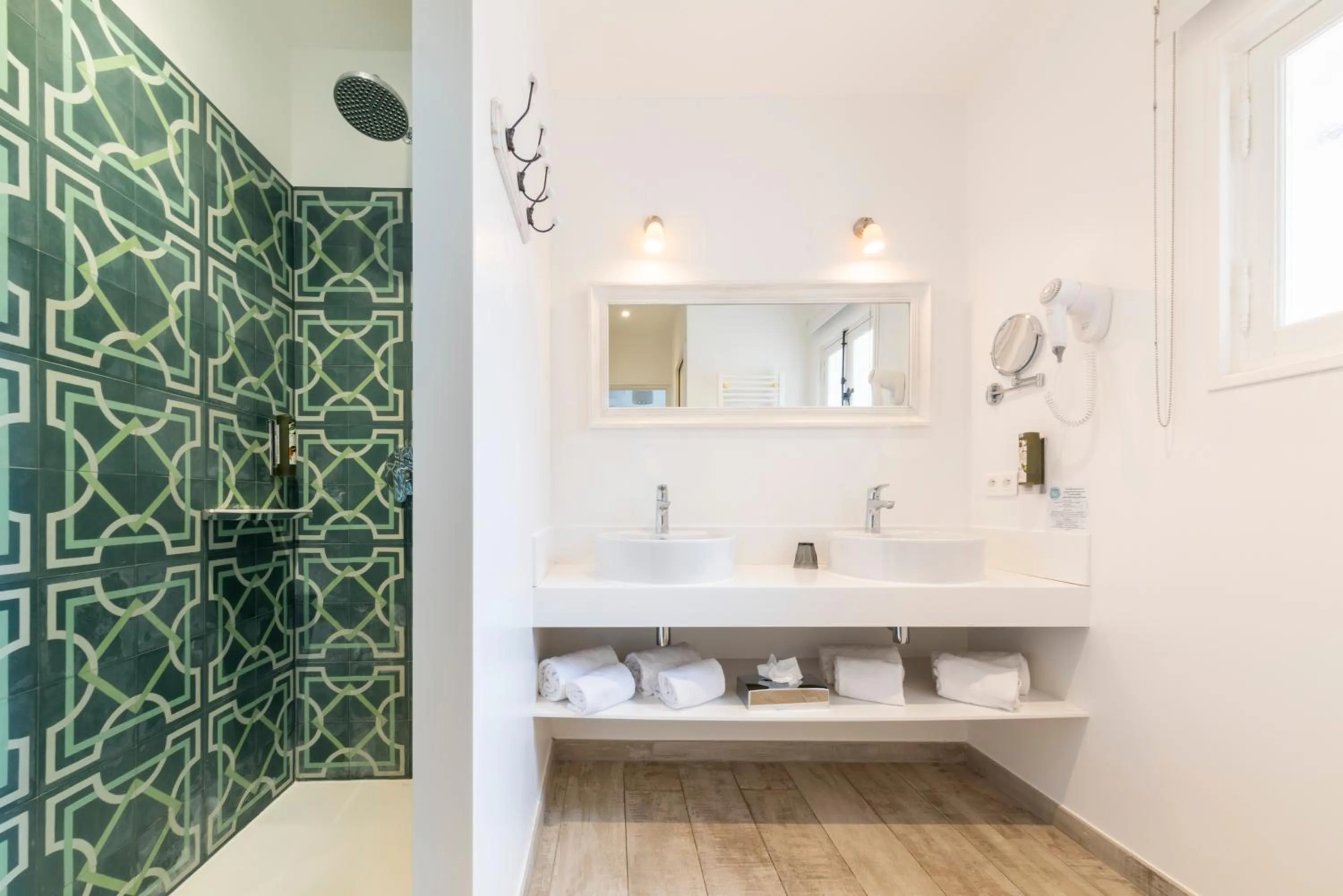 Shower in Les Capucines Saint Tropez