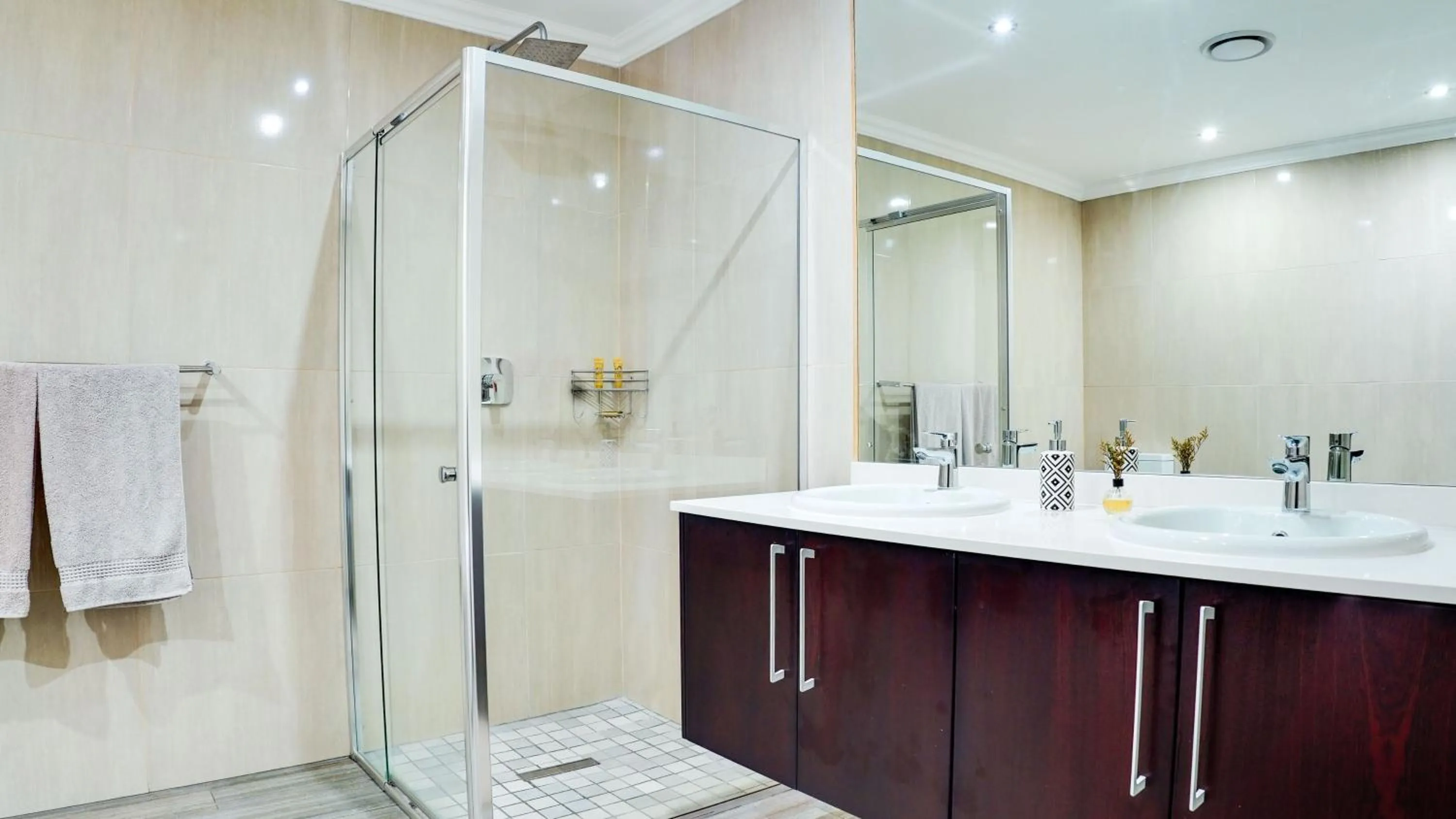 4 on Pritchard Luxury Suites