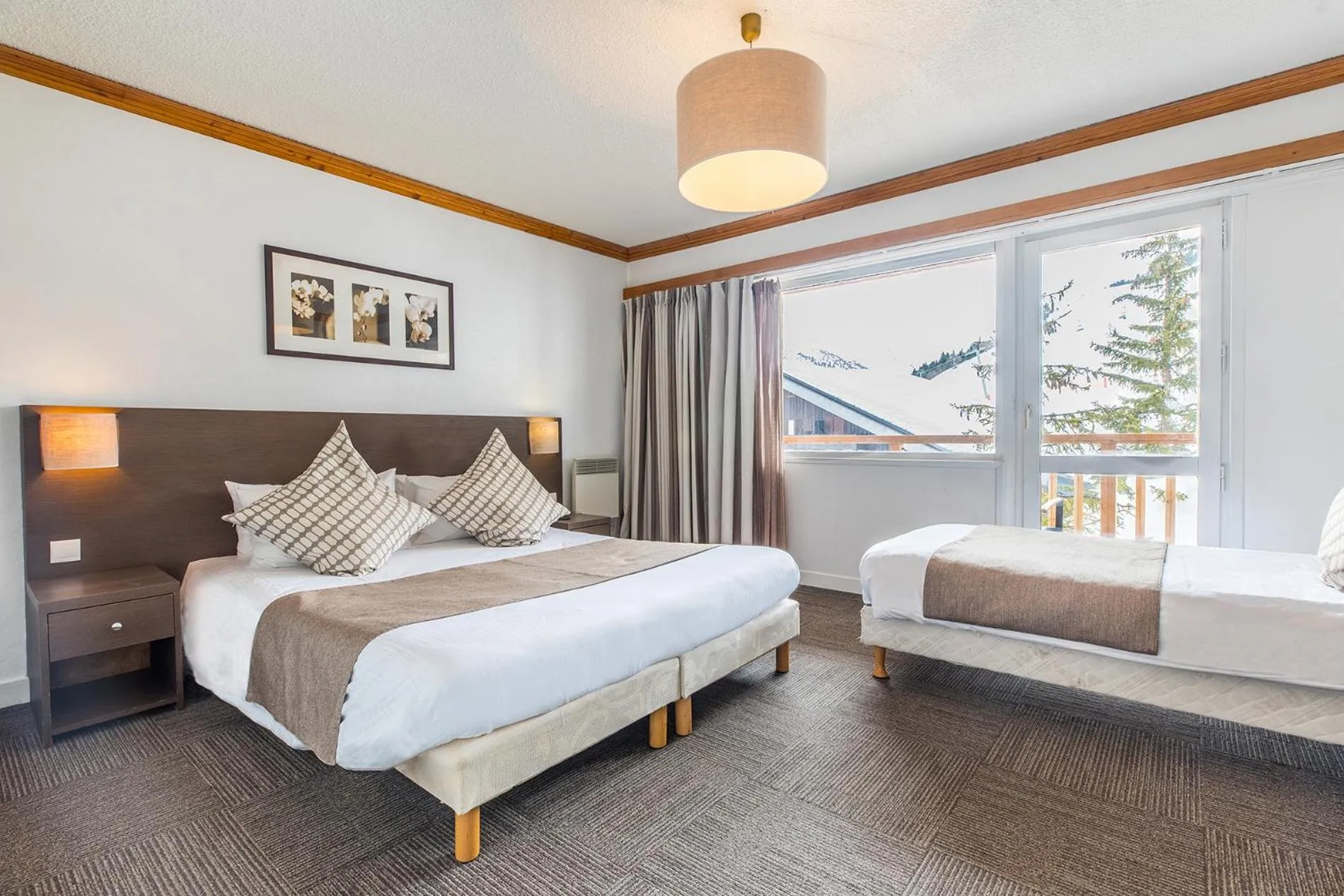 Bedroom, Bed in Madame Vacances Hôtel & Spa Le Mottaret