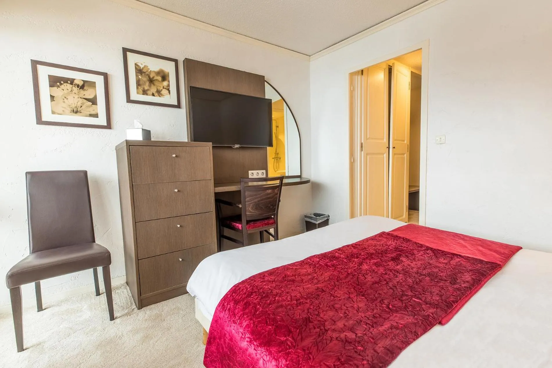 Bedroom, Bed in Madame Vacances Hôtel & Spa Le Mottaret