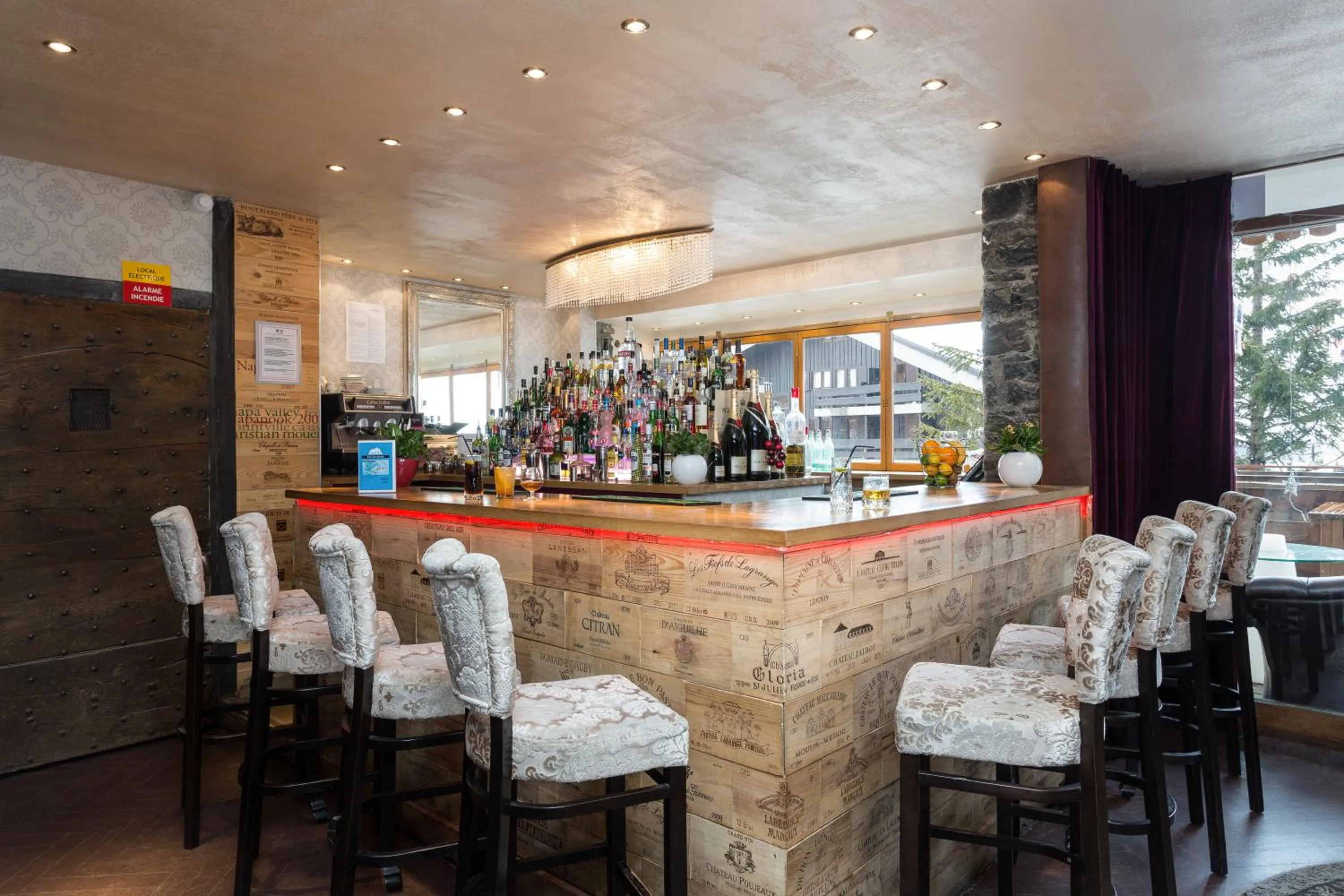 Lounge or bar in Madame Vacances Hôtel & Spa Le Mottaret