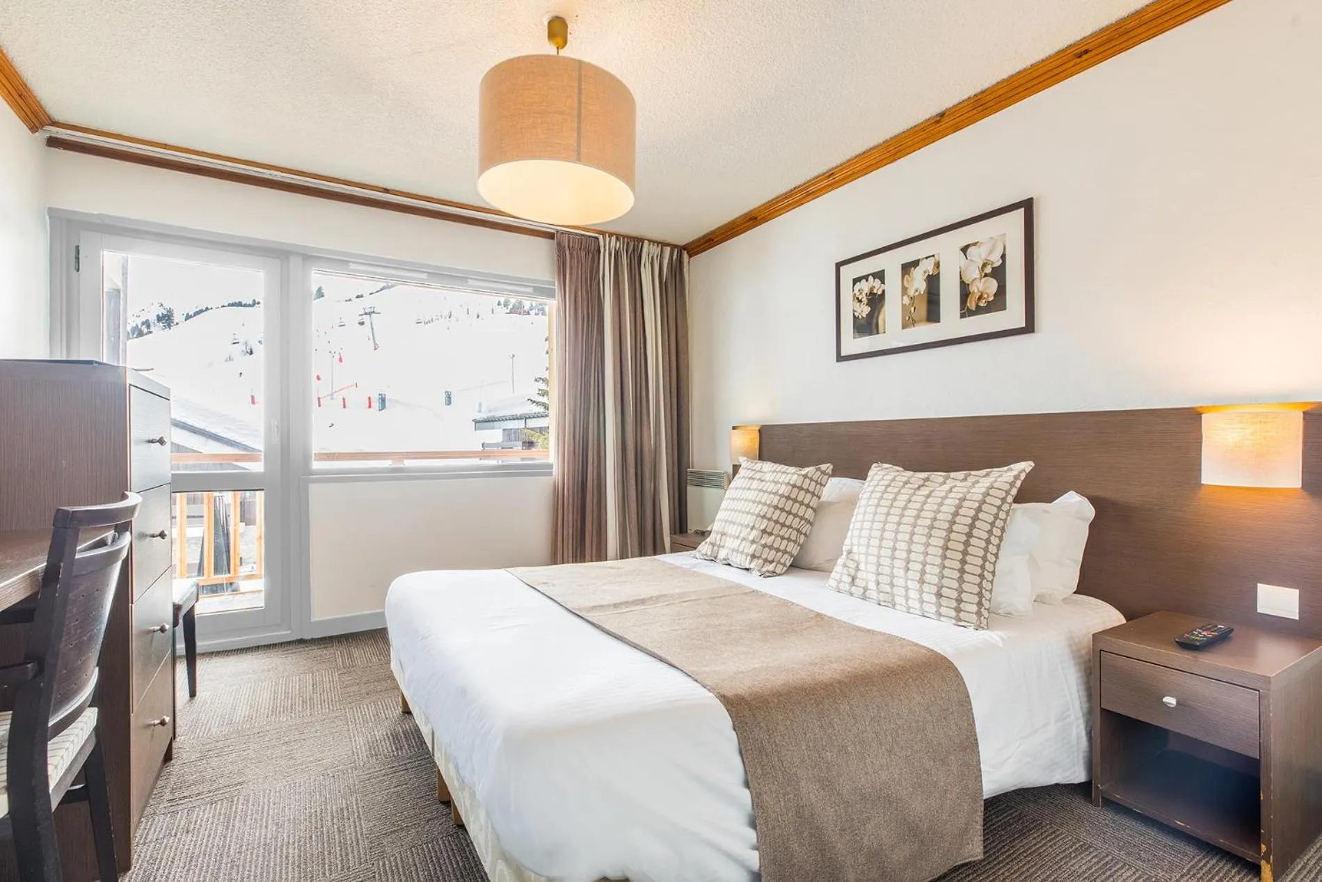 Bedroom, Bed in Madame Vacances Hôtel & Spa Le Mottaret