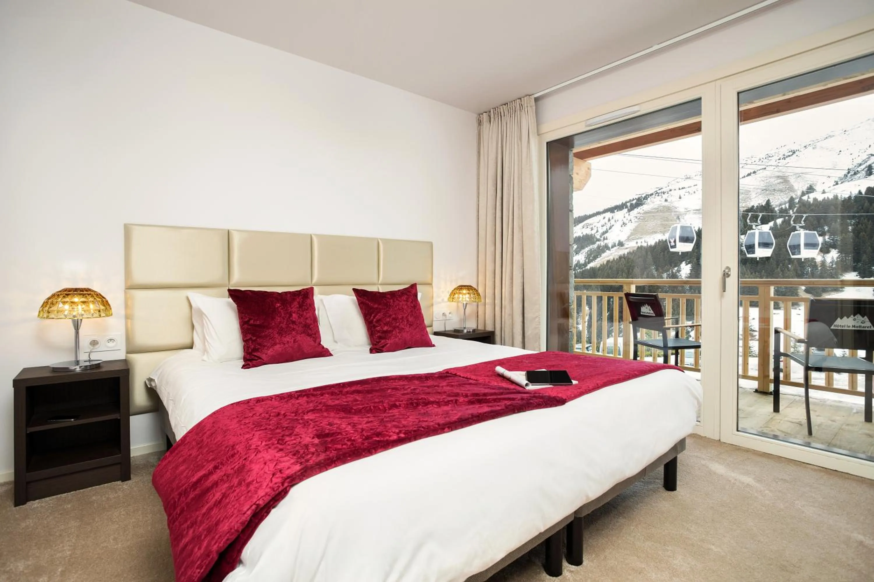 Bedroom, Bed in Madame Vacances Hôtel & Spa Le Mottaret