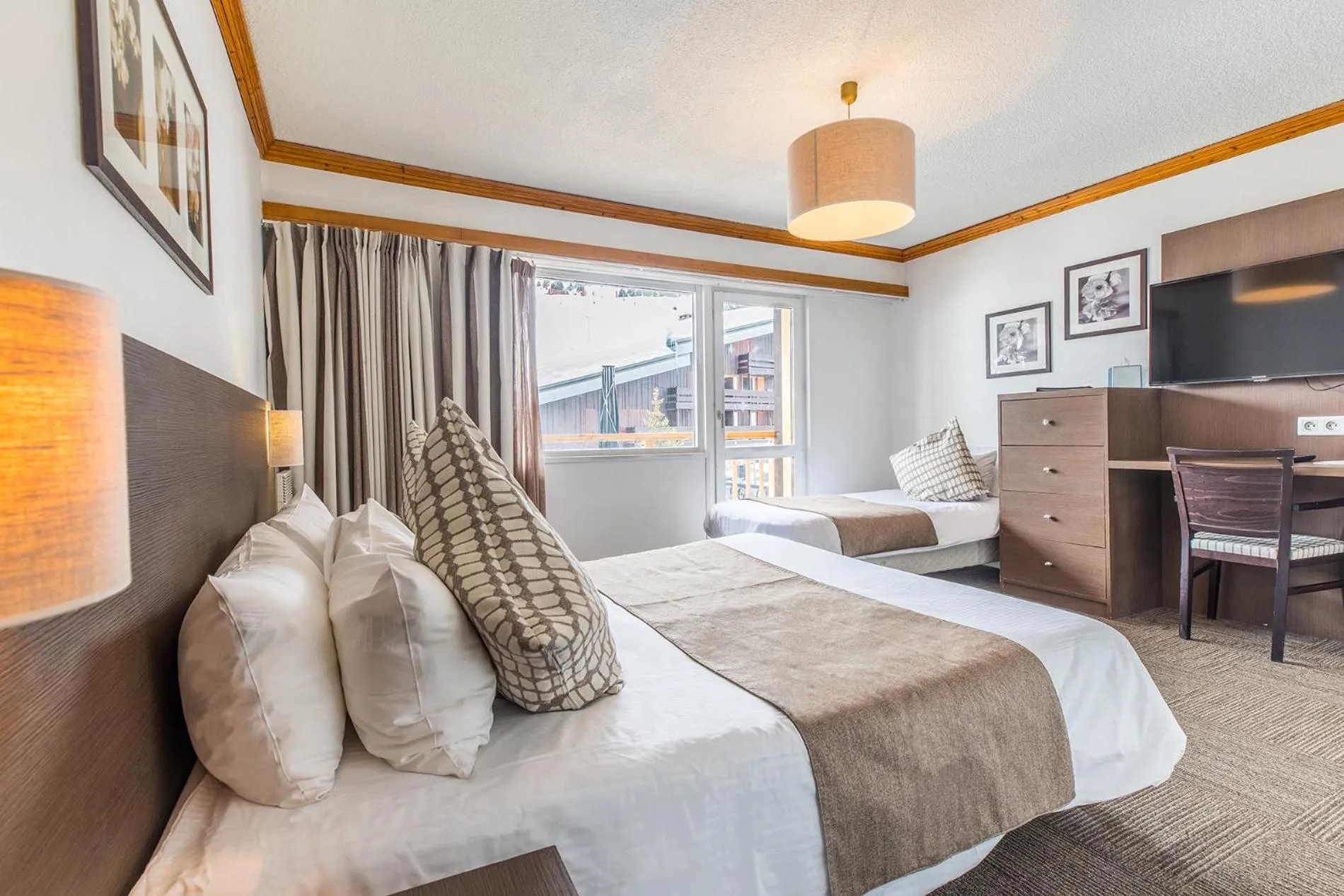 Bedroom, Bed in Madame Vacances Hôtel & Spa Le Mottaret