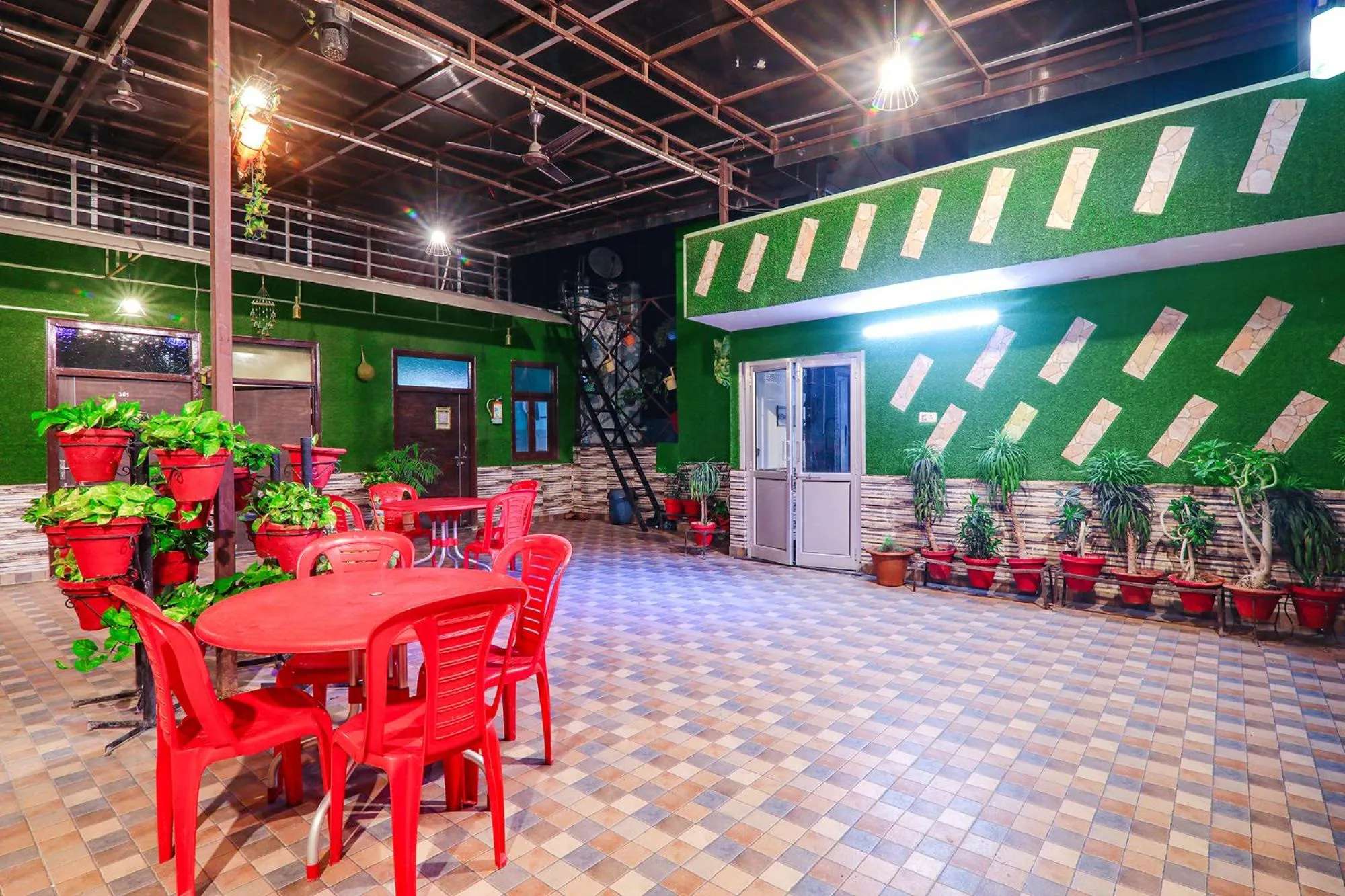 Restaurant/places to eat in FabHotel The Villa