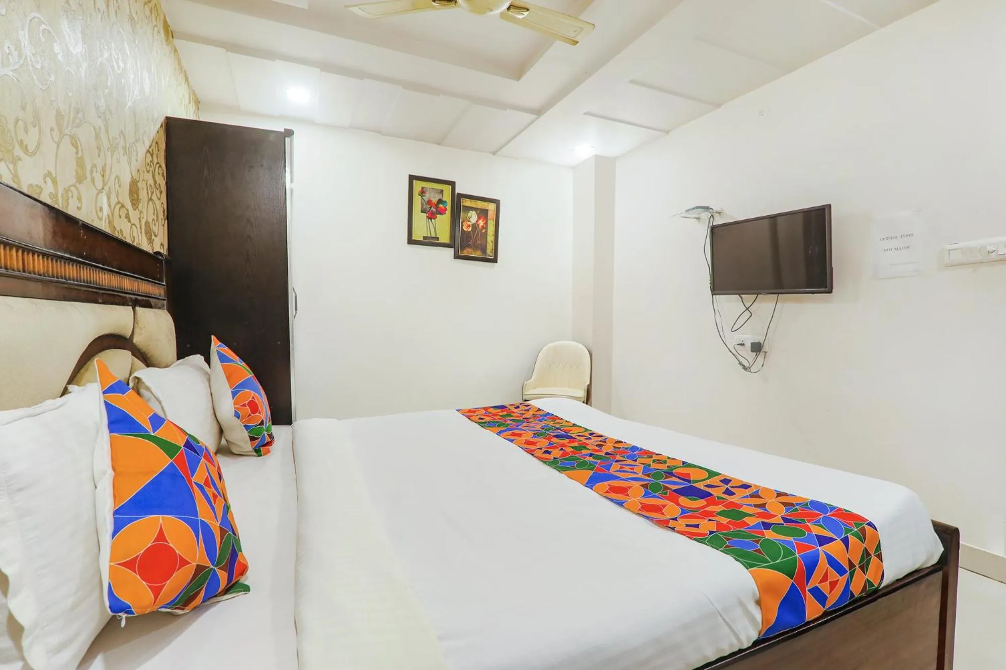 Communal lounge/ TV room in FabHotel The Villa