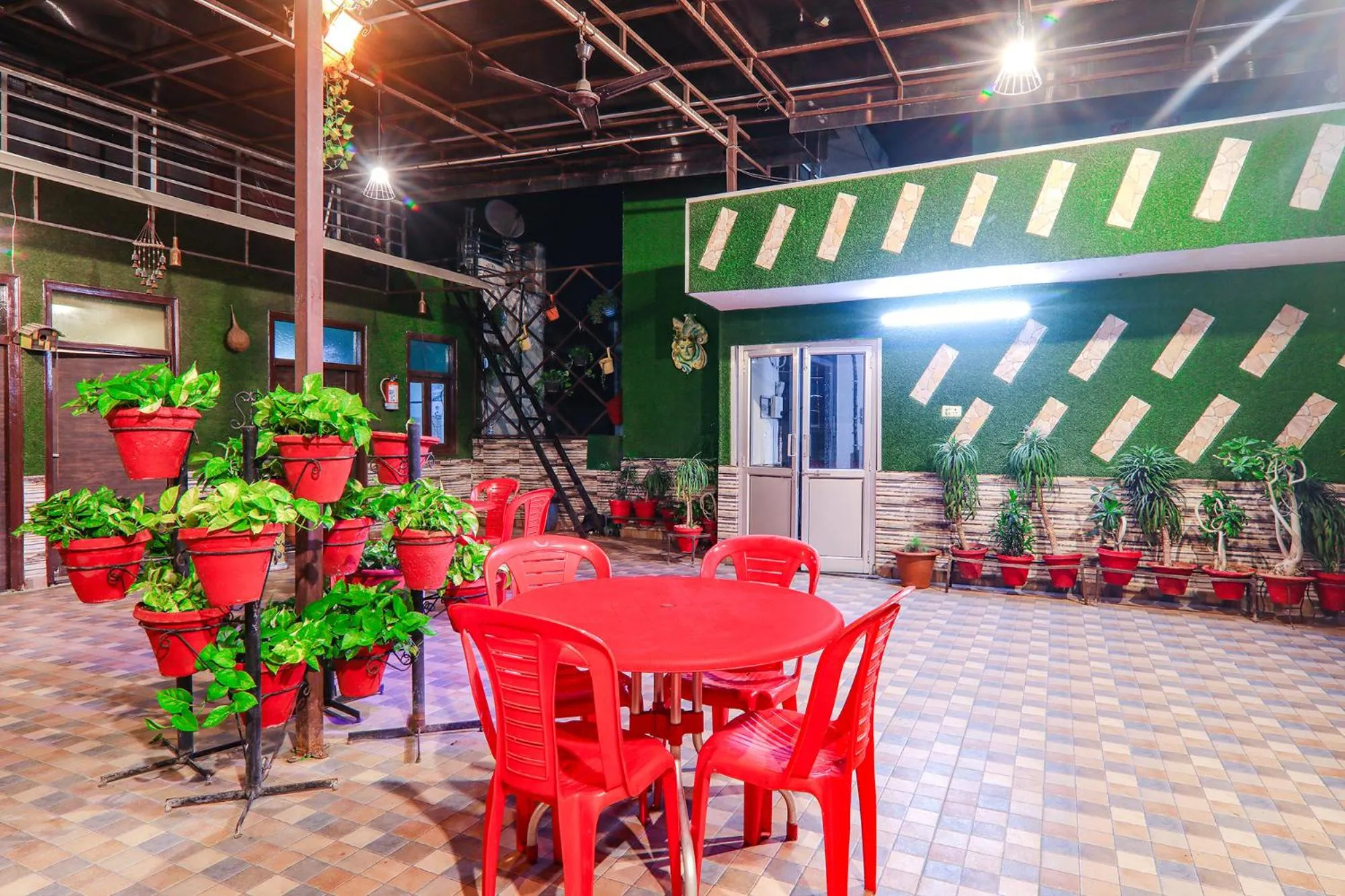 Restaurant/places to eat in FabHotel The Villa