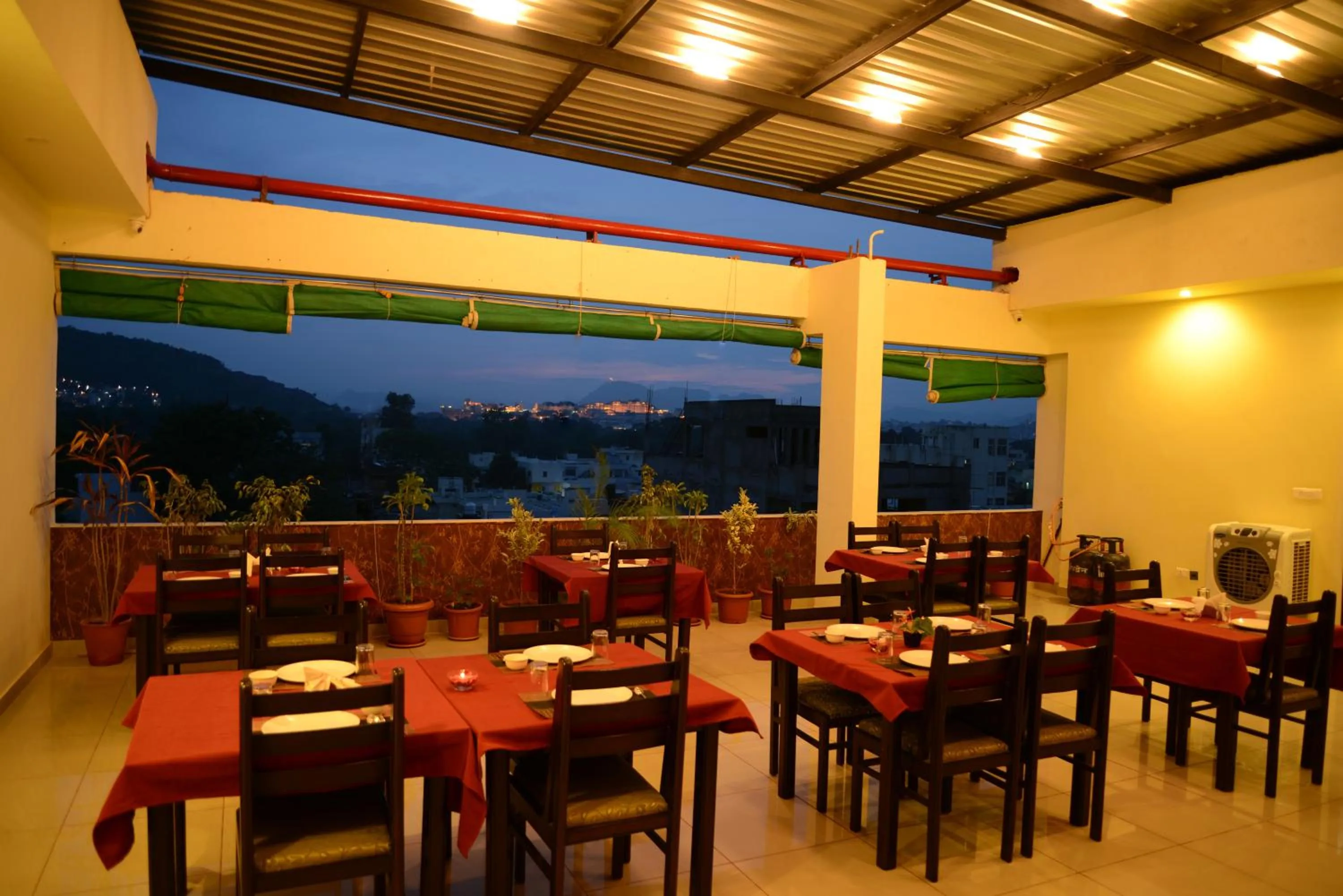 Restaurant/places to eat in Hotel Sanobar