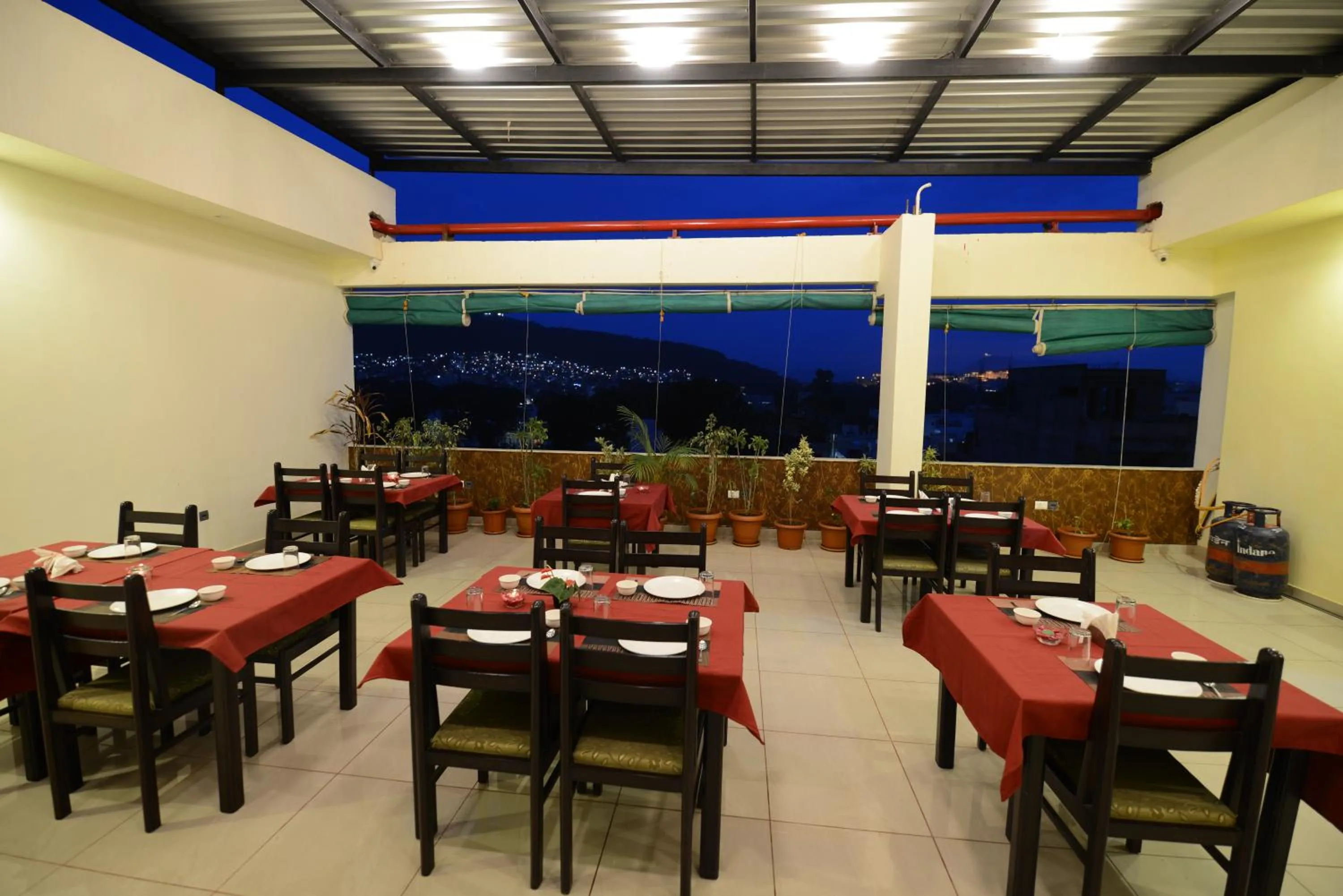 Restaurant/places to eat in Hotel Sanobar