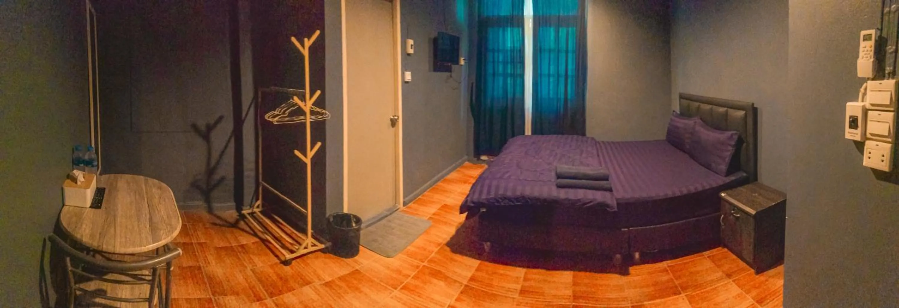 Photo of the whole room in airport house