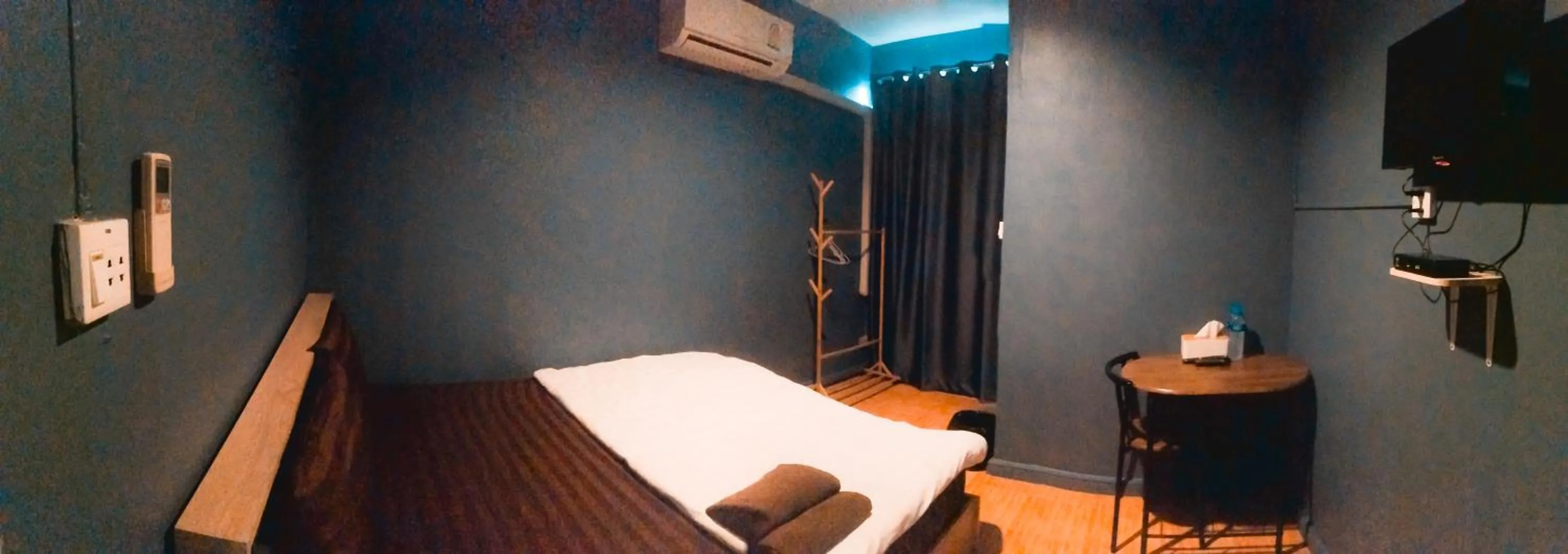 Photo of the whole room in airport house