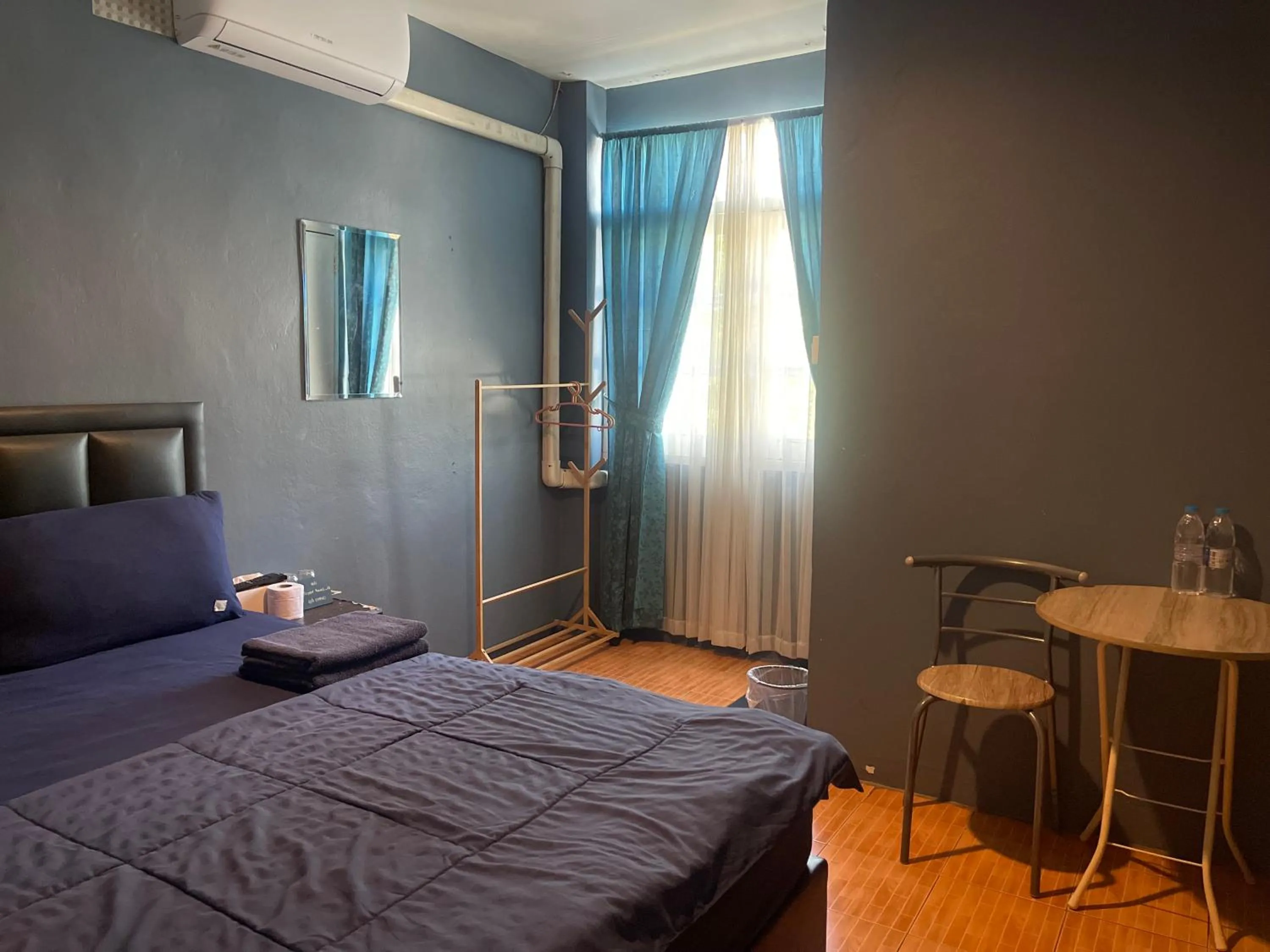 Photo of the whole room in airport house