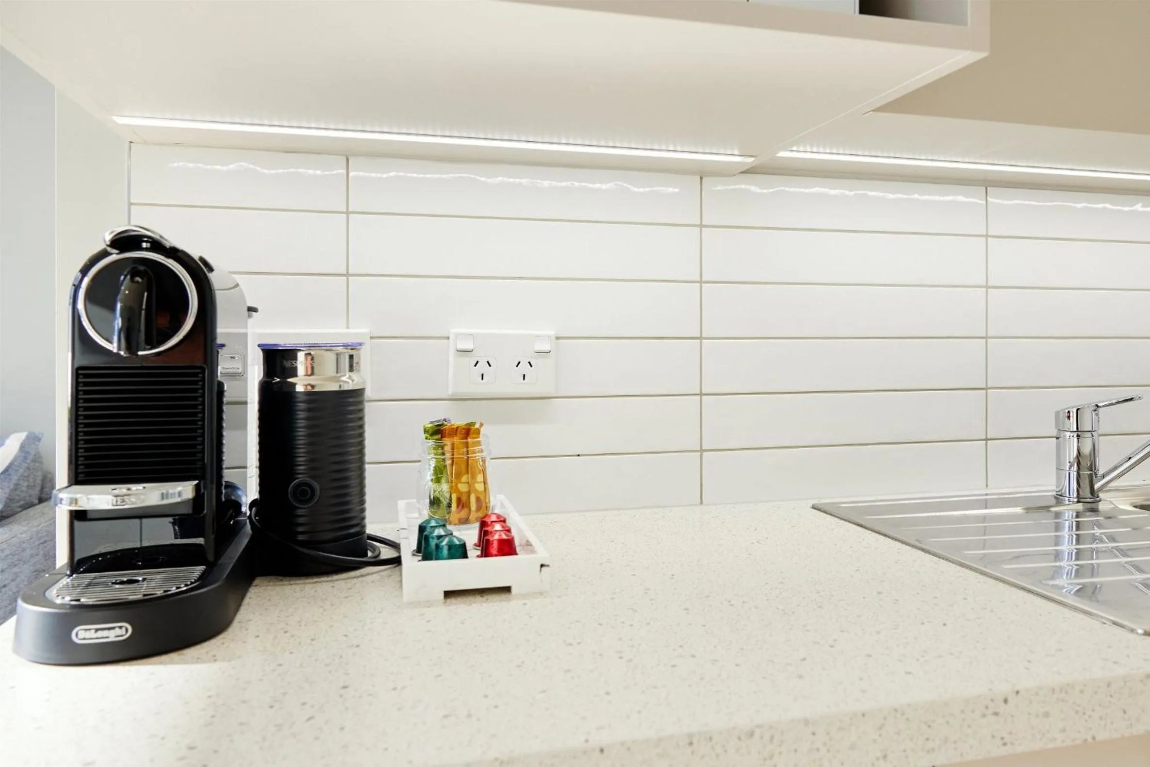 Kitchen or kitchenette in Shearwater Apartments