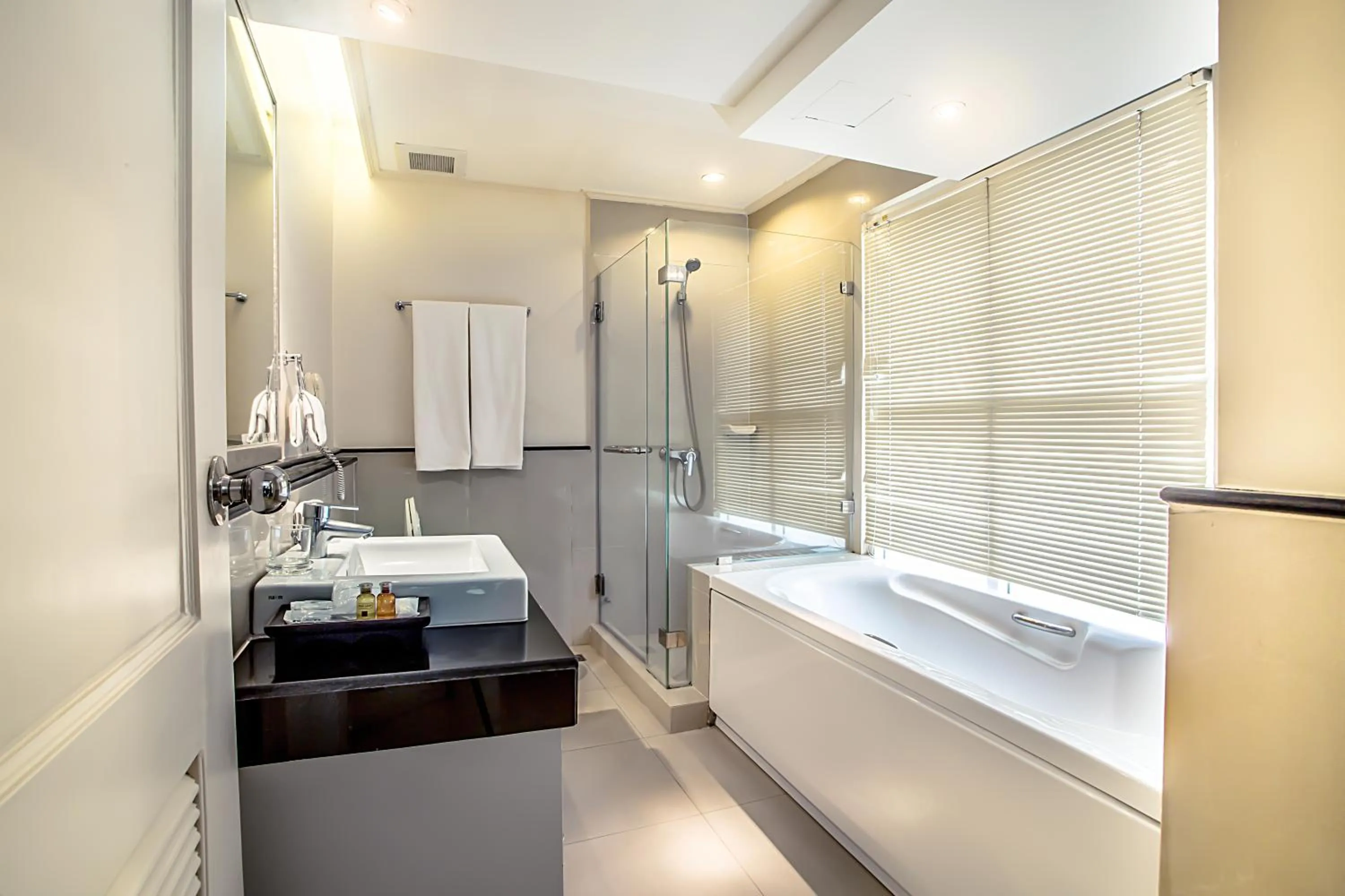 Shower in Hope Land Hotel Sukhumvit 24