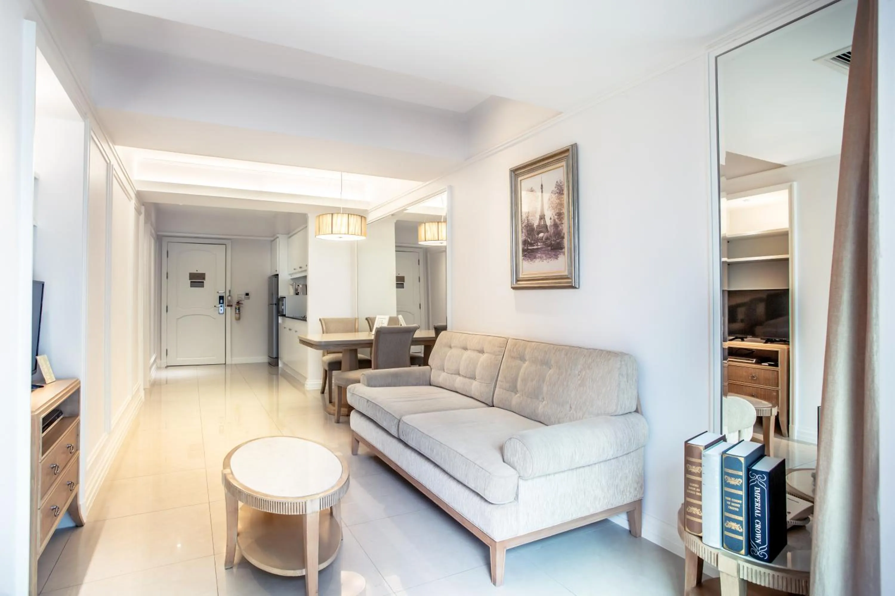 Seating area in Hope Land Hotel Sukhumvit 24