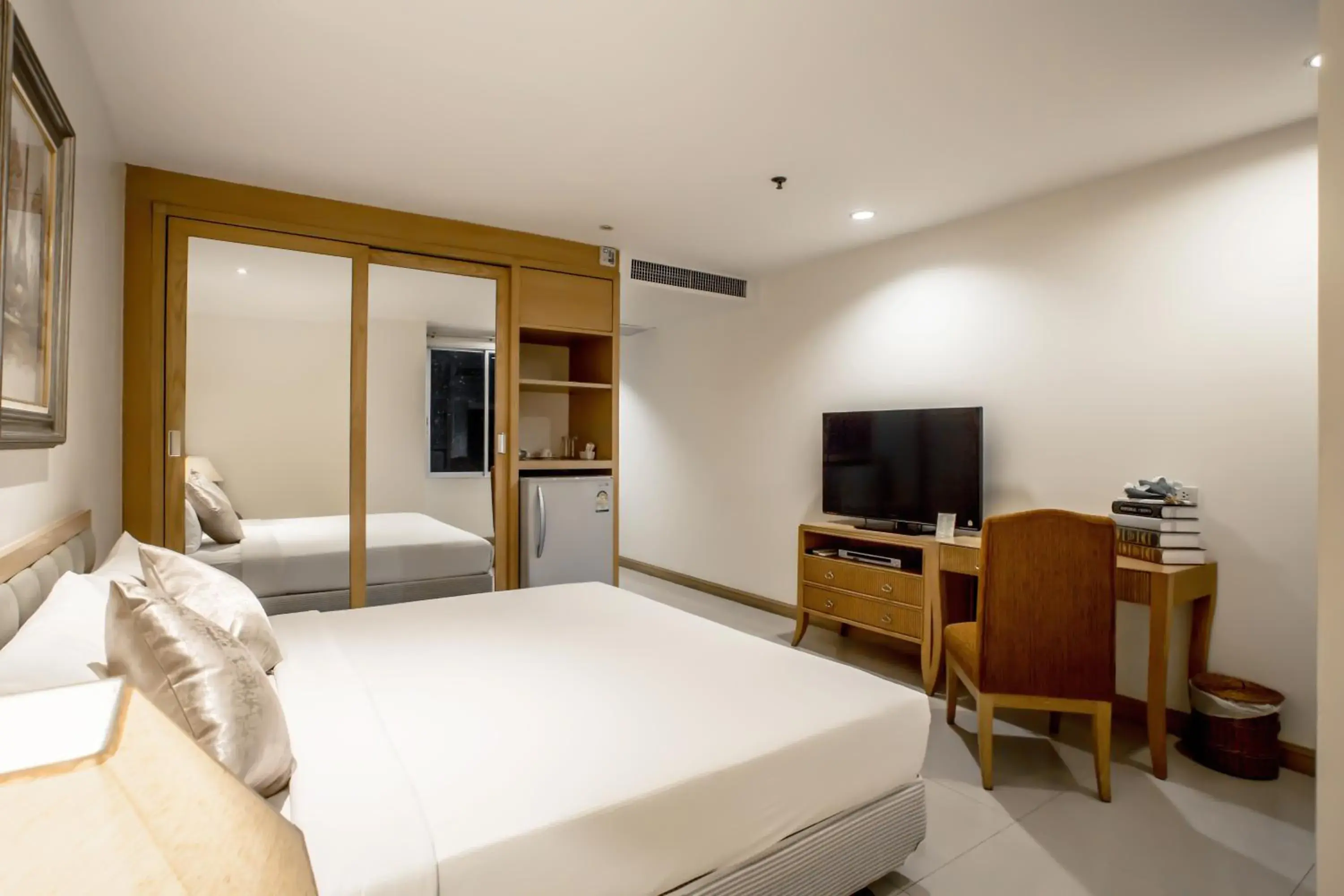Standard Double Room (Back Wing) in Hope Land Hotel Sukhumvit 24 Standard Double Room (Back Wing) in Hope Land Hotel Sukhumvit 24