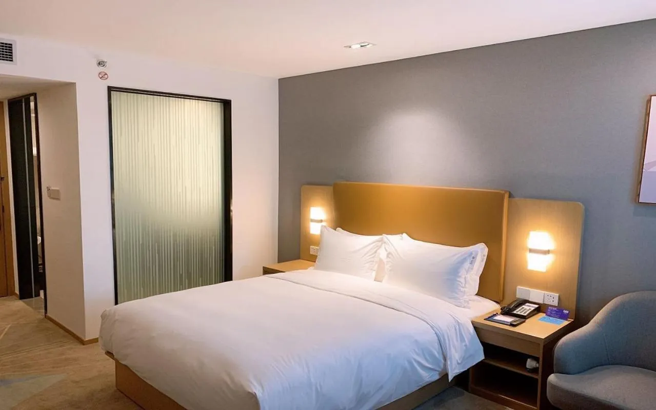 Bed in Holiday Inn Express Changzhou Xinbei by IHG