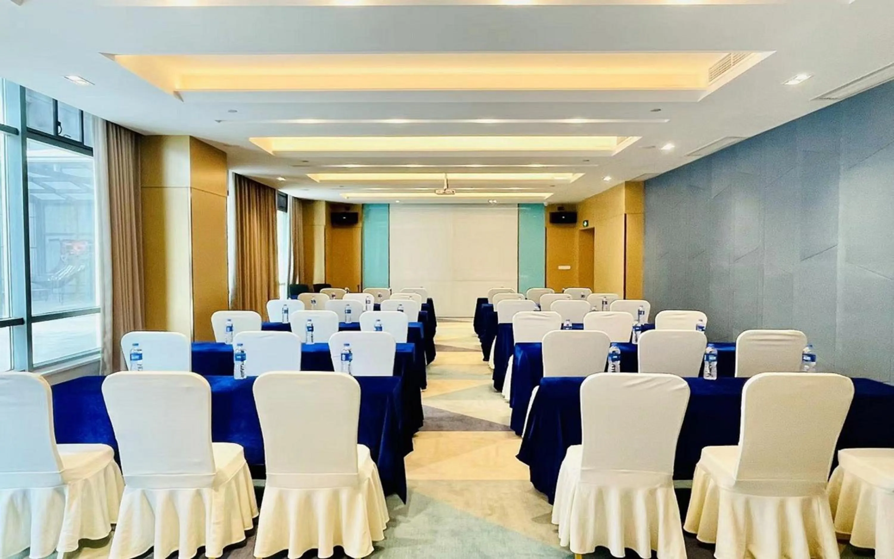 Meeting/conference room in Holiday Inn Express Changzhou Xinbei by IHG