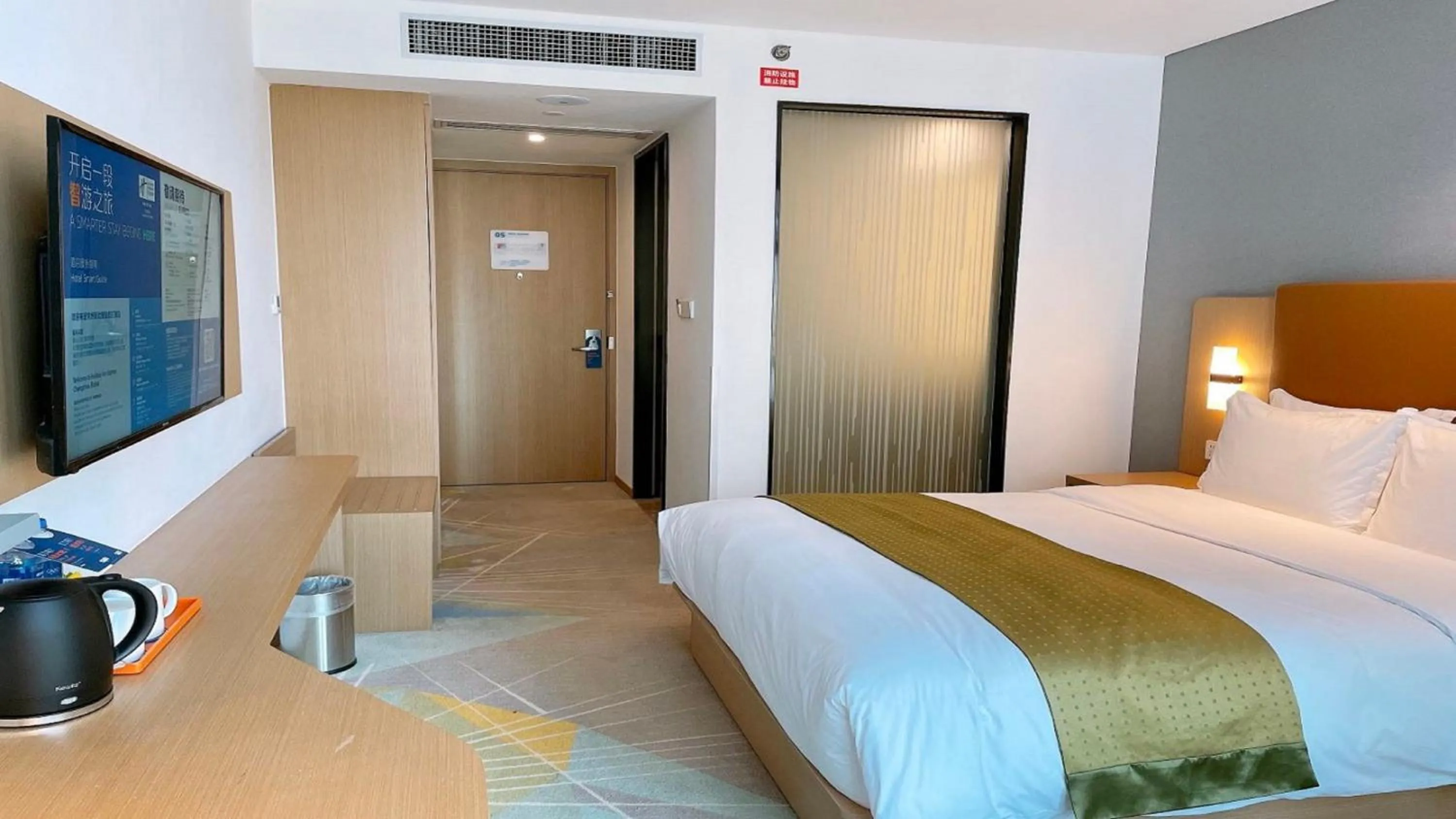 Photo of the whole room, Bed in Holiday Inn Express Changzhou Xinbei by IHG